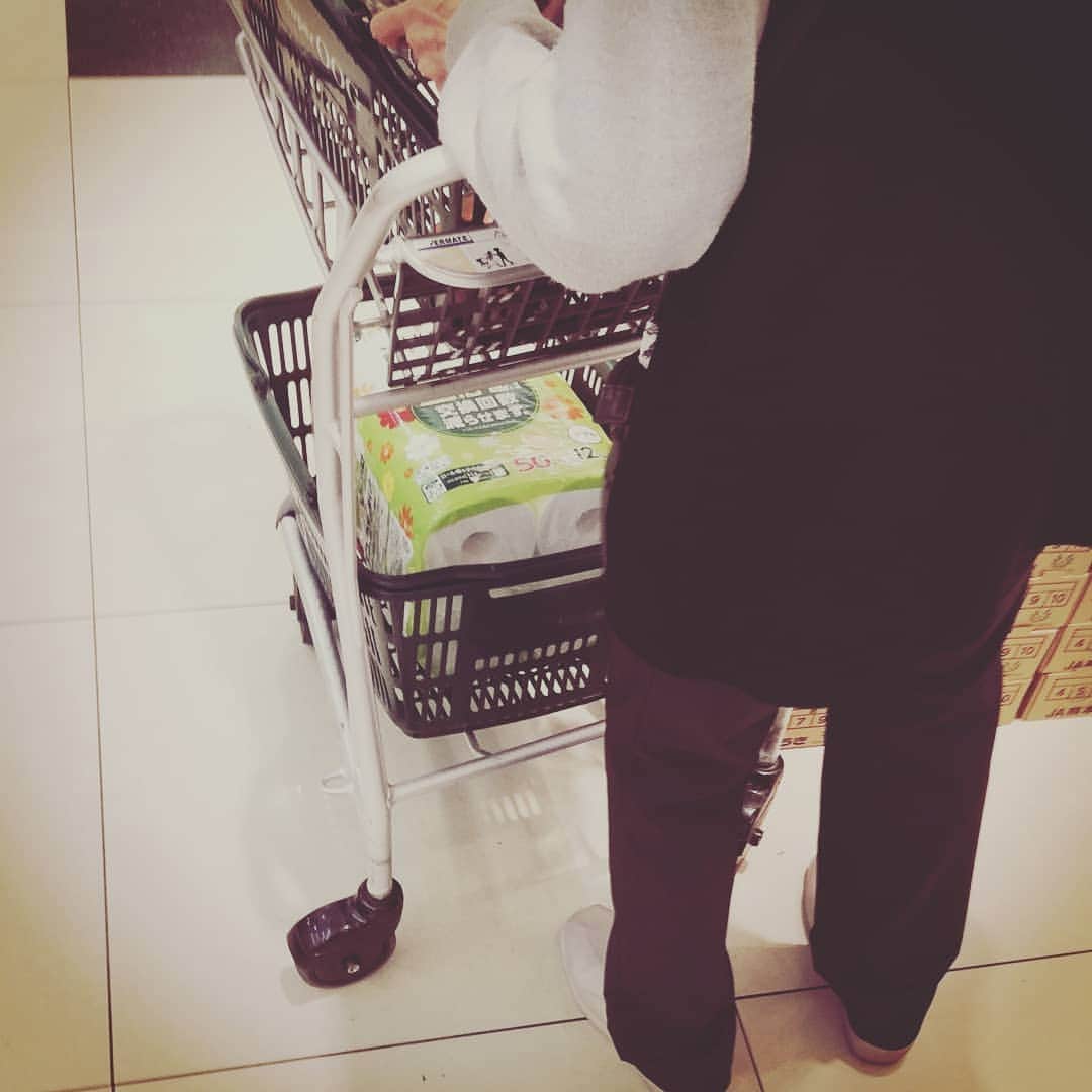 松本隆博のインスタグラム：「。 おかんと買い物に来た。 「あんたアボガド好きやったなぁ？」って…… 生まれて初めて言われたわ ^^; と言うか、、幼少の頃アボガド なんてモノはなかったやんけ。」