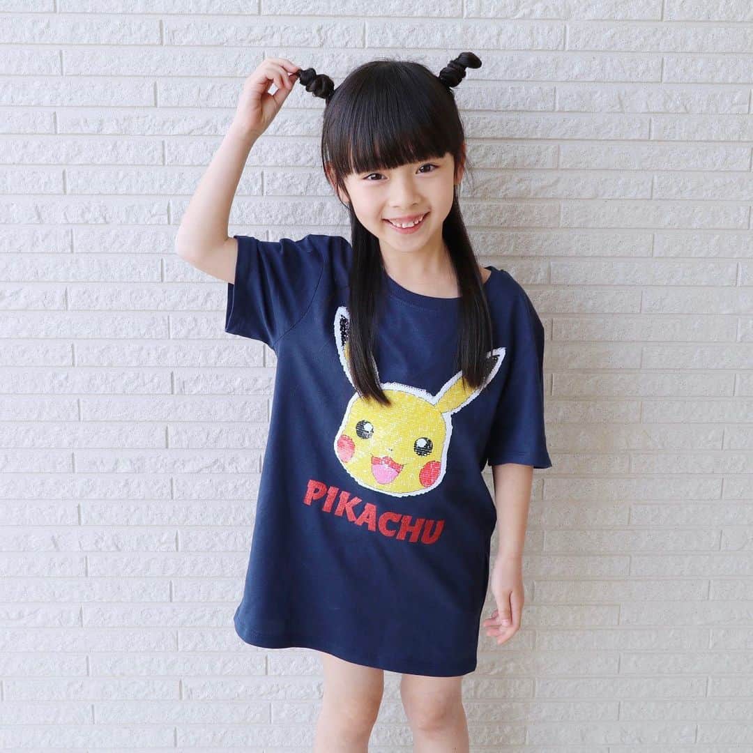 Akiのインスタグラム：「5/1 ・ 令和元年 おめでとうございます☺️🎊 ・ 令和元年になる瞬間 年越しと同じようにジャンプしました🕴 もちろん1人でです🕴 ・ #令和元年になる瞬間ジャンプした人と繋がりたい ・ ・ 令和になって 早速楽しみなのが 映画「名探偵ピカチュウ」⚡️ ・ ポケモンとH&Mがコラボした商品が 5/2に発売するそうで このTシャツを着て 是非観に行きたい☺️⚡️ ・ 通常着用サイズ110だけど Tシャツワンピにしたくて 140にしました👚 ・ ・ スパンコールを撫でると絵が変わるやつ(語彙力) なので 小学校に着て行ったら 一躍人気者になれそう☺️✌️ ・ ・ ピカチュウヘアーにしようと思ったら 長さが足りなくて フシギダネになった🍃← ・ ・ ・ ・ #HM#HMxME#HMkids#PokemonxHM#ポケモンxHM#Pokemon#ポケモン  @hm_kids」