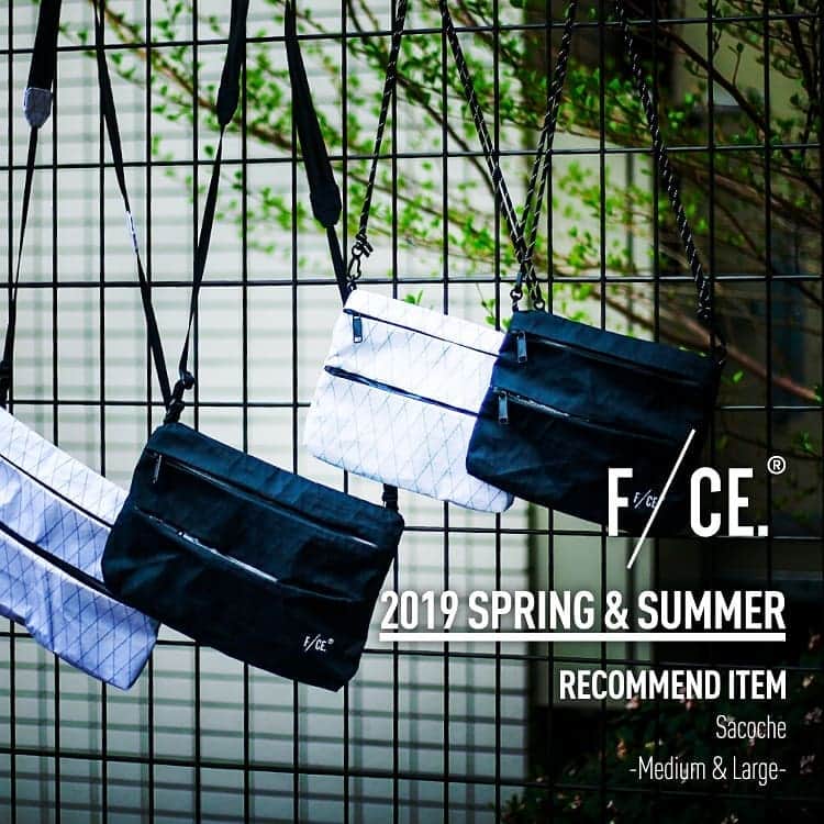 のインスタグラム：「. ＼ F/CE.｜XPAC SACOCHE ／ . ファブリックの変更を続け、F/CE.では定番となりつつあるサコッシュが ""X-pac LINE"" にて登場。おそらく、このアイテムに対しては今までのサコッシュと比べても抜群の相性を誇るのが この ""X-pac LINE"" のテクノロジー。軽さ、耐久性、防水性。どれをとっても非の打ち所がない仕上がりです。 . ■ITEM／F/CE. Name：XPAC SACOCHE M Price：7,020円 （税込） Color：ブラック＆ホワイト . ■ITEM／F/CE. Name：XPAC SACOCHE L Price：8,100円 （税込） Color：ブラック＆ホワイト . . 【 ARKnets Search／取り扱い店舗 】 FOLLOW US!! ／ @wiseark . ■商品や通信販売に関しまして、 ご不明な点がございましたらお気軽にお問い合わせください。 . ----------------------------------- 【お問い合わせ】 ARKnetsコールセンター TEL：028-634-1212 ( 営業時間 12:00～19:00 ) ※店舗へ繋がりにくい場合には、こちらまでお問合せ下さい。 ------------------------------------- #arknets #wiseark #群馬 #高崎 #styling #スタイリング #スタイル #fashion #ファッション #メンズファッション #サコッシュ #バック #春コーデ #fce #fcetools #エフシーイー」