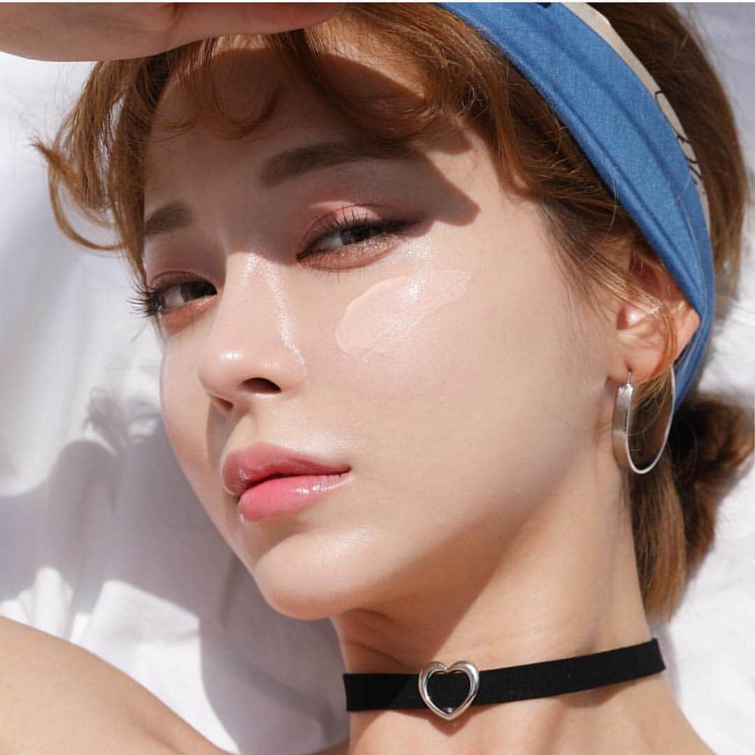 Chuuのインスタグラム：「화장 잘먹는 베이스 #수분베이스✨ 자외선까지 차단해주는건 덤이죠!」