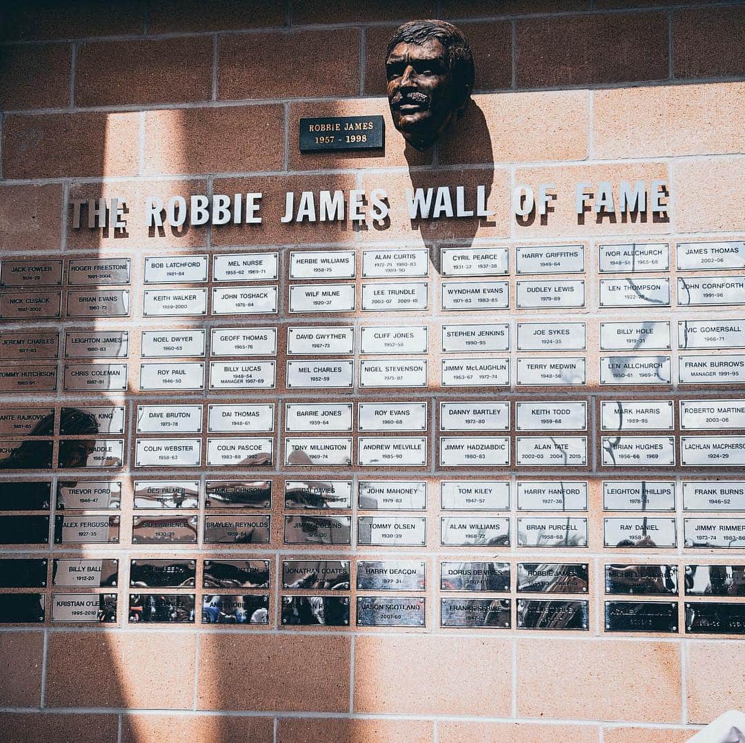 スウォンジー・シティAFCさんのインスタグラム写真 - (スウォンジー・シティAFCInstagram)「💯 names... ••• 20 more #Swans greats inducted into the Robbie James #WallOfFame. 👏🙌」5月1日 18時54分 - swansofficial