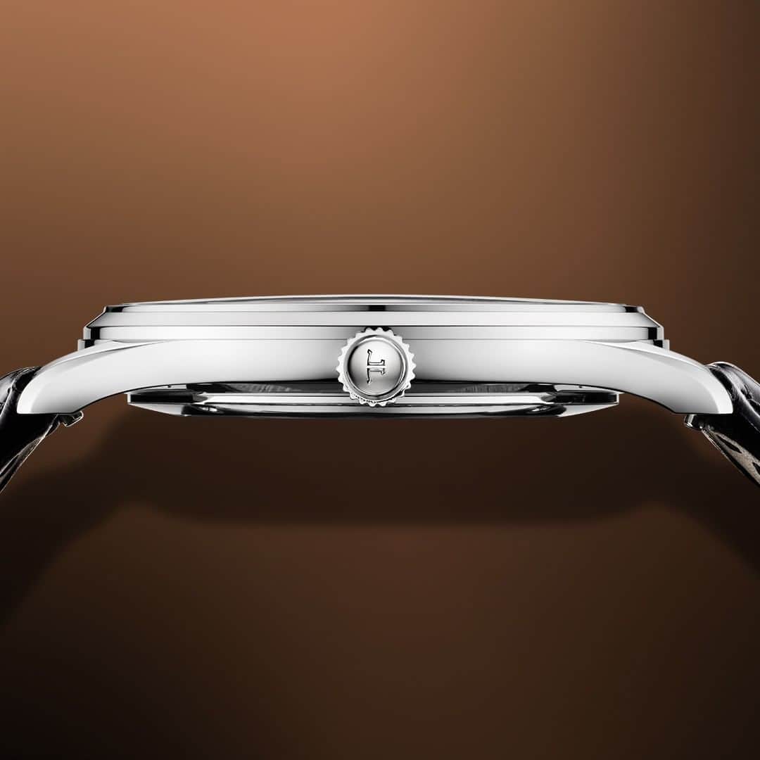 のインスタグラム：「Technical challenge. Inspired by the first ultra-thin watch created by our Manufacture in 1907, meeting the wish for discretion and refinement. __  Master Ultra Thin Collection __ #JaegerLeCoultre #Master #ArtOfPrecision #FineWatchmaking #SwissWatch #ValleeDeJoux #Craftsmanship #SavoirFaire #精妙之芯时间之艺」