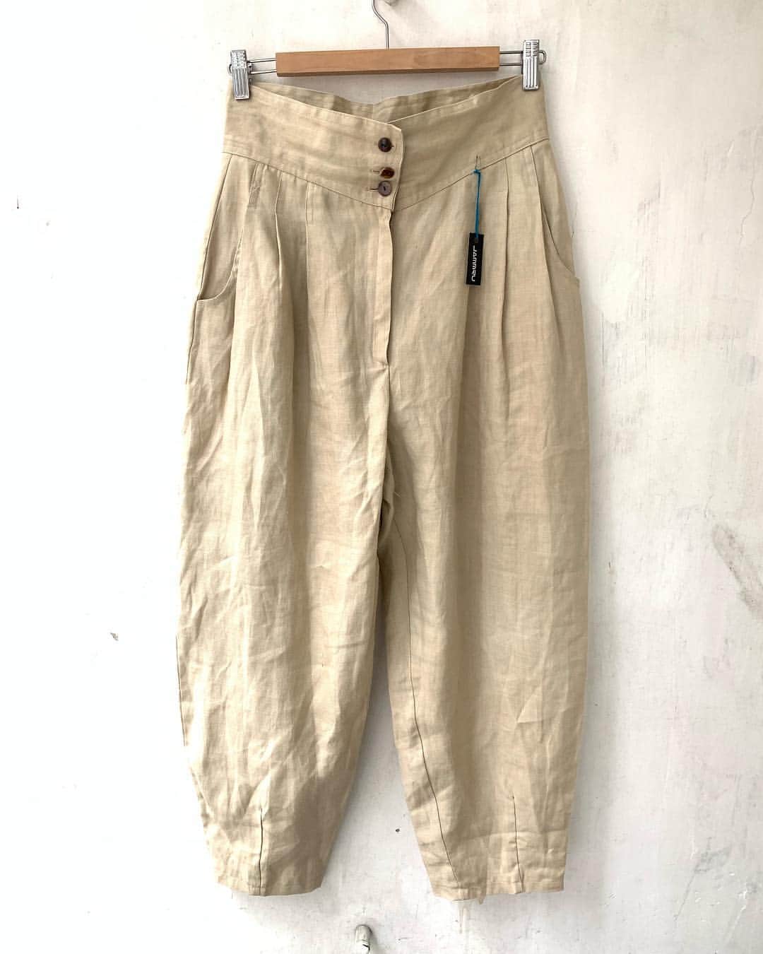 のインスタグラム：「LINEN hi waist PANTS ¥4000+tax . 通販も可能です。 お問い合わせはお電話で承ります。 . #お問い合わせはお電話で承ります #jammru  #osaka  #fashion  #streetstyle  #streetfashion  #vtg  #vintage  #used  #usedclothing  #古着 #古着屋 #ファッション #70s #80s #90s」