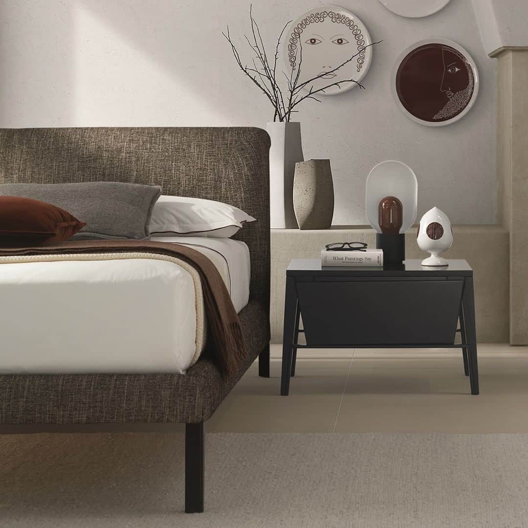 Natuzzi Officialさんのインスタグラム写真 - (Natuzzi OfficialInstagram)「An upholstered bed, set within its frame like a precious stone: discover how our elegant Diamante  easily fits with the light, contemporary look of the Euclide bedside table. #Natuzzi #NatuzziItalia #comfort #elegance #design #lifestyle #style #fashion #furniture #homefurniture #puglia #apulia #madeinitaly #living #interiordesign #decor #homedesign #inspiration #instadesign #italianstyle #homedecor」5月1日 19時00分 - natuzzi