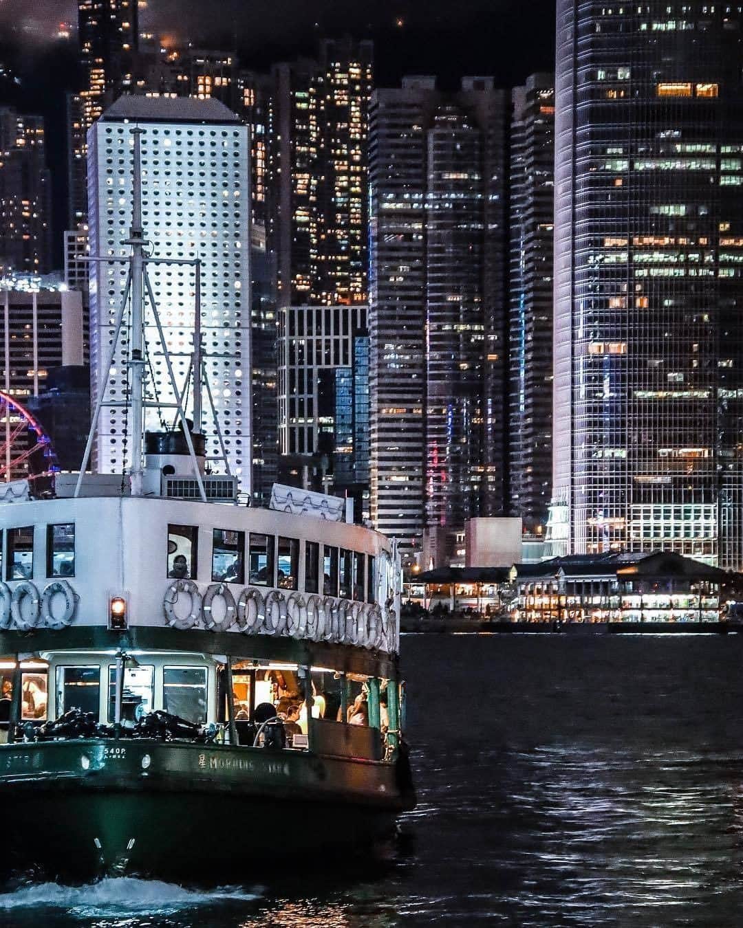 Discover Hong Kongさんのインスタグラム写真 - (Discover Hong KongInstagram)「Take the Star Ferry to enjoy spectacular views of Victoria Harbour like a local. 登上天星小輪，跟在地人同賞維港！ ビクトリア・ハーバーを楽しむにはスターフェリーに乗船するのがおすすめ！ 📷: @jacoofff #DiscoverHongKong #repost」5月1日 19時01分 - discoverhongkong