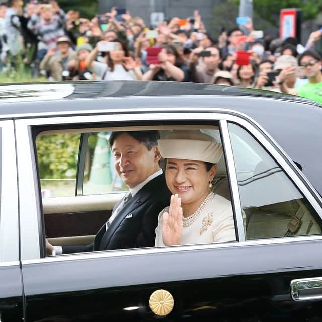 日本経済新聞社さんのインスタグラム写真 - (日本経済新聞社Instagram)「皇居に入られる天皇、皇后両陛下＝小高顕撮影 #平成から令和へ #令和元年 #平成 #令和 #改元 #天皇 #天皇陛下 #皇后 #皇后さま #日経 #日経写真映像部 #Heisei #Reiwa #Japan #nikkei #Tokyo」5月1日 19時01分 - nikkei