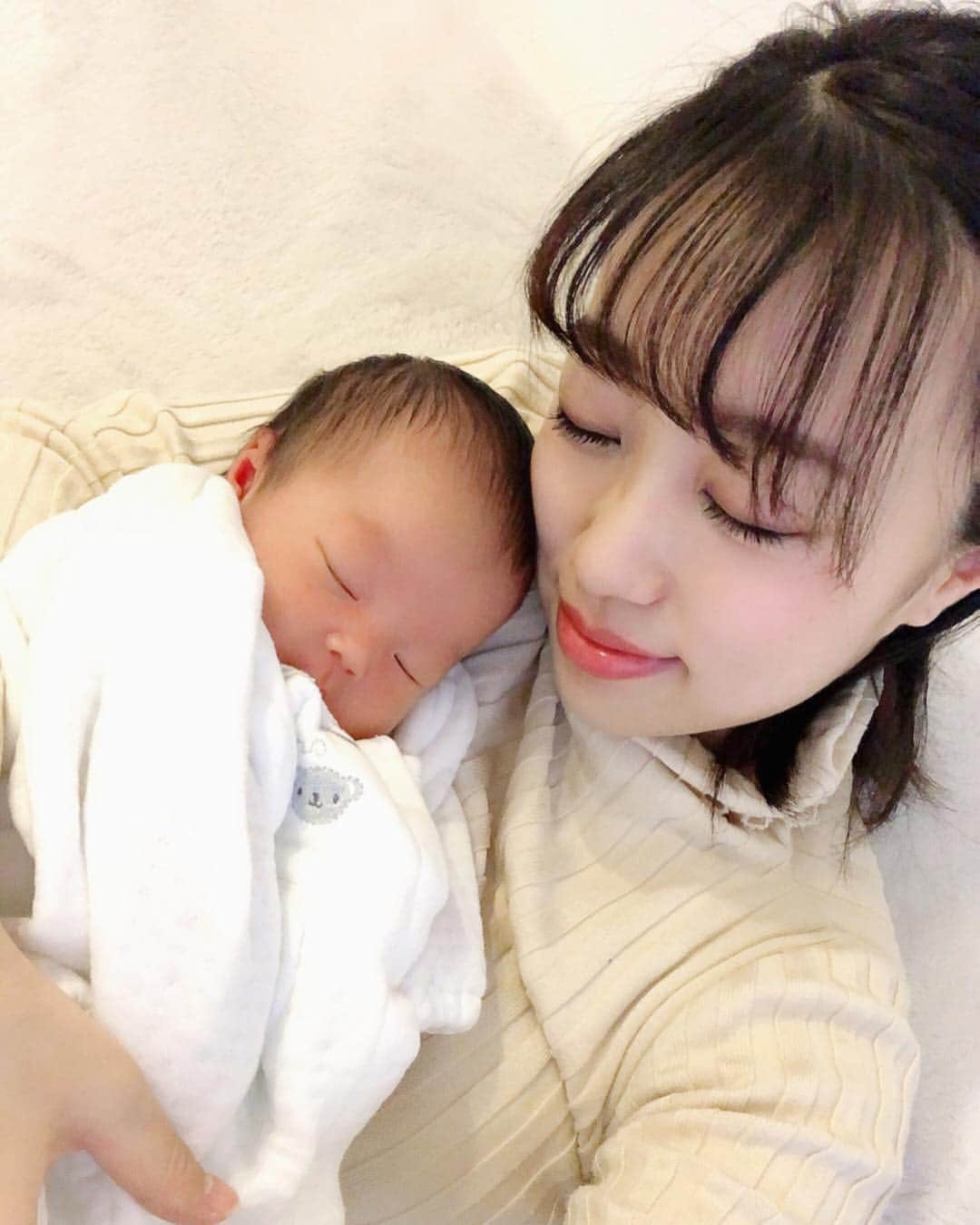のインスタグラム：「🌼令和初日🌼 . 新しい時代、とても新鮮な気持ちになりました✨ 大晦日のような気持ちで迎えた昨晩は、よく眠ってくれて、ほっとひと安心👶🏻 . . 顔を真っ赤にして泣く我が子と一緒に泣きたくなる母の図🤱🏻(▶️2枚目) . . この子が生きていく新しい時代。 母親として迎えた時代。 . . 親として物事の見方や価値観、優先順位が変わってきました。妊娠中ともまた違う責任感がひしひしと。 . . 名前は公表しないことにしました。 私が赤ちゃんの頃はSNSなんてなかったから、自然と守られてきたもの。 公表したい事はこの子自身が自分のタイミングで伝えて欲しいと思っています。 不特定多数の方が目にするものにこの子の顔を載せるのも3歳までと決めました。 . 自分のこともまた改めて考え直さないとなぁ🤔 . . 不安なことを考え始めると止まらなくなるので、、、 . まずは、楽しく笑って、明るく過ごせる時代でありますように🥰 そういう時代だと感じてもらえる子育てをしたい。 . . 母になった今、 昭和より、 平成より、 令和の自分が、 1番強い自信があります🔥 . 家族の健康と、我が子を守るべく、令和も頑張ります💪🏻 . . . #令和 #japanese #mom #family #babygirl #happylife #zzz #新生児 #赤ちゃん #我が子 #👶🏻 #親子 #すやすや #愛おしい」