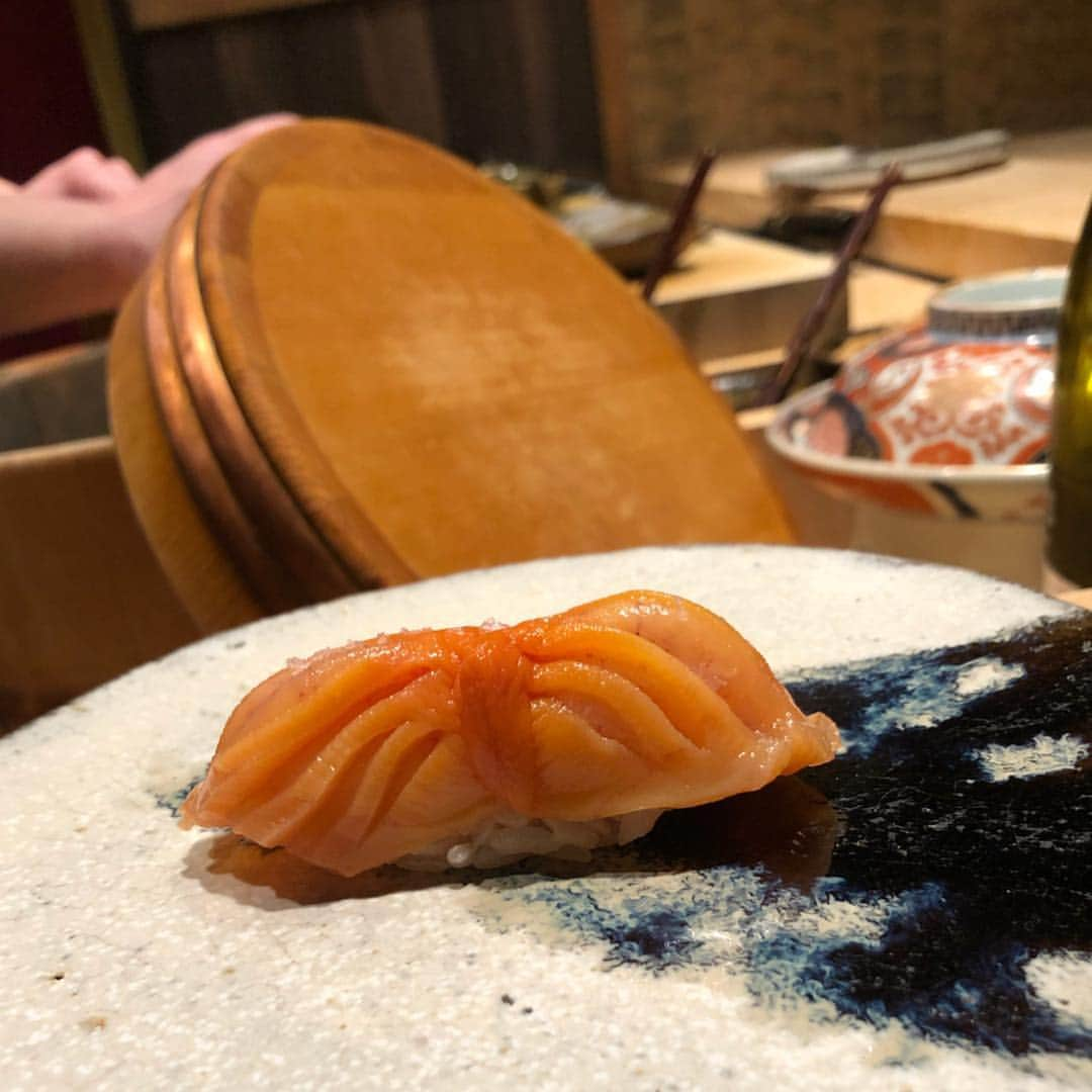 濱野りれさんのインスタグラム写真 - (濱野りれInstagram)「The first thing I want to eat in Japan is Sushi!! Thank you for accompanying me as always👩‍❤️‍💋‍👩💓 .. くろ崎さんにはいつも個室で..❤︎ わがままに付き合ってくれてありがとうございます🙇‍♀️❤️ 変顔とかしてくれるおちゃめな大将だーいすき！味ももちろん🙆‍♀️💞 .. .. #rirelog#sushi#kurosaki#toptokyorestaurant#tokyorestaurant#shibuya#tokyoeats#foodie#foodstagram#gourmet#tabelog#sushilovers#食べログ#寿司#鮨#渋谷#食べるの大好き#予約困難#食べ歩き#東京グルメ#渋谷グルメ #くろ崎#食べログ高評価#食べログ4」5月1日 19時02分 - riregram