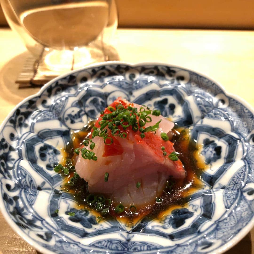 濱野りれさんのインスタグラム写真 - (濱野りれInstagram)「The first thing I want to eat in Japan is Sushi!! Thank you for accompanying me as always👩‍❤️‍💋‍👩💓 .. くろ崎さんにはいつも個室で..❤︎ わがままに付き合ってくれてありがとうございます🙇‍♀️❤️ 変顔とかしてくれるおちゃめな大将だーいすき！味ももちろん🙆‍♀️💞 .. .. #rirelog#sushi#kurosaki#toptokyorestaurant#tokyorestaurant#shibuya#tokyoeats#foodie#foodstagram#gourmet#tabelog#sushilovers#食べログ#寿司#鮨#渋谷#食べるの大好き#予約困難#食べ歩き#東京グルメ#渋谷グルメ #くろ崎#食べログ高評価#食べログ4」5月1日 19時02分 - riregram