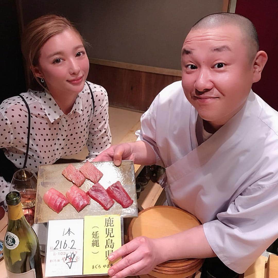 濱野りれさんのインスタグラム写真 - (濱野りれInstagram)「The first thing I want to eat in Japan is Sushi!! Thank you for accompanying me as always👩‍❤️‍💋‍👩💓 .. くろ崎さんにはいつも個室で..❤︎ わがままに付き合ってくれてありがとうございます🙇‍♀️❤️ 変顔とかしてくれるおちゃめな大将だーいすき！味ももちろん🙆‍♀️💞 .. .. #rirelog#sushi#kurosaki#toptokyorestaurant#tokyorestaurant#shibuya#tokyoeats#foodie#foodstagram#gourmet#tabelog#sushilovers#食べログ#寿司#鮨#渋谷#食べるの大好き#予約困難#食べ歩き#東京グルメ#渋谷グルメ #くろ崎#食べログ高評価#食べログ4」5月1日 19時02分 - riregram