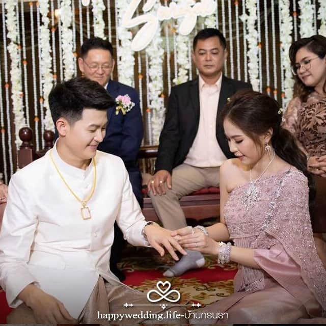 HappyWedding.Lifeさんのインスタグラム写真 - (HappyWedding.LifeInstagram)「โปรโมชั่นจุใจ ❗ เมื่อจองแพ็คเกจงานแต่งที่ บ้านกรนรา Baankornnara  รับฟรี !! ชุดพานขันหมากสุดคุ้มครบเซ็ต มูลค่า 7,900 บาท !! . . Detail on 🔽 https://happywedding.life/th/vendors 🔍 บ้านกรนรา . . #Venue #weddingvenue #Thaiwedding #wedding #weddingmemories #weddingplanning #weddingthailand #weddingplanning #happywedding #happyweddingth #happyweddinglifeth #weddinginspiration #thailand #love #inspiraion #แต่งงาน #จัดงานแต่งงาน #สถานที่จัดงานแต่งงาน #สถานที่ถ่ายพรีเวดดิ้ง #พรีเวดดิ้ง #ตัดสินใจเลือกสถานที่แต่งงาน #สถานที่จัดงานแต่งแบบไทย . . ติดตามผู้ให้บริการด้านสถานที่จัดงานแต่ง >> #HWLvenue」5月1日 19時04分 - happywedding.life