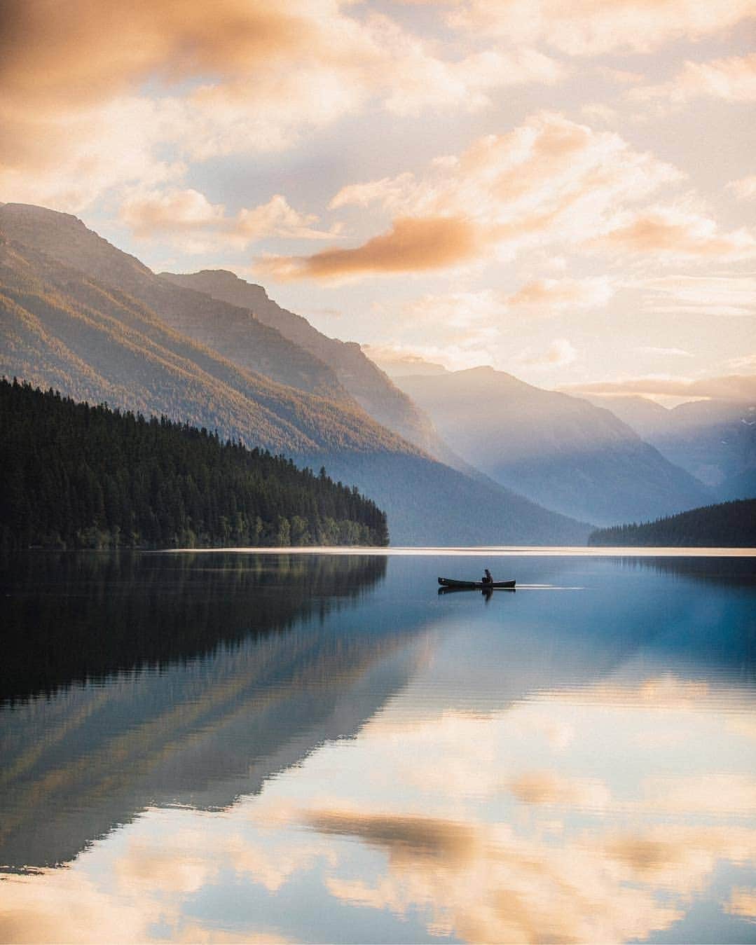 Discover Earthさんのインスタグラム写真 - (Discover EarthInstagram)「Can't get over how incredible the reflections are on this beautiful photo of this lake in Glacier National Park ! 🛶🇺🇸 Share this with someone who will love the quality of this shot ! — 📍#DiscoverUSA — 📸 Photo by @justindkauffman ​」5月1日 19時04分 - discoverearth