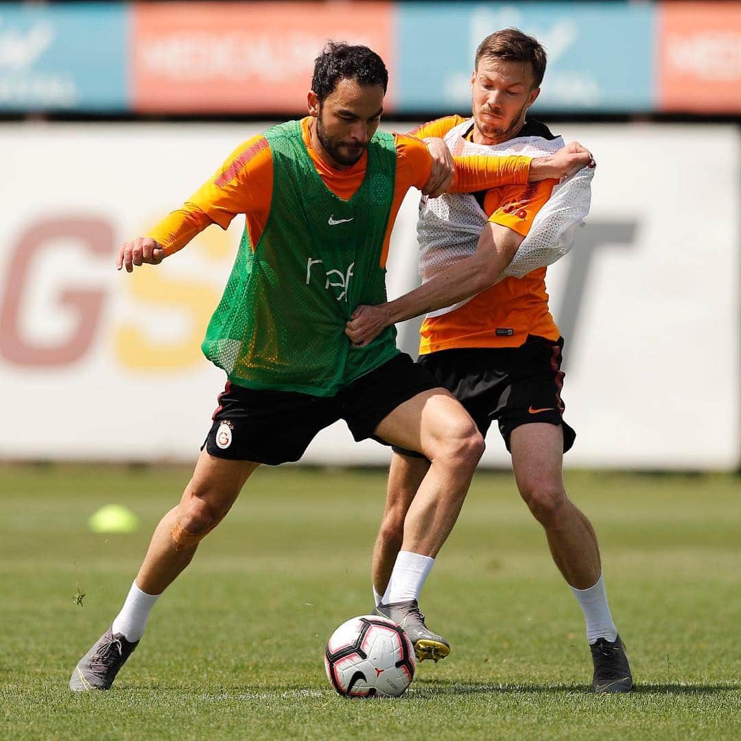 ガラタサライSKさんのインスタグラム写真 - (ガラタサライSKInstagram)「‪📸 Galatasaray Futbol Takımı, 2018-2019 Spor Toto Süper Lig Lefter Küçükandonyadis Sezonu 31. haftasında Beşiktaş ile oynayacağı maçın hazırlıklarına bugün yaptığı antrenmanla başladı.‬」5月1日 19時06分 - galatasaray