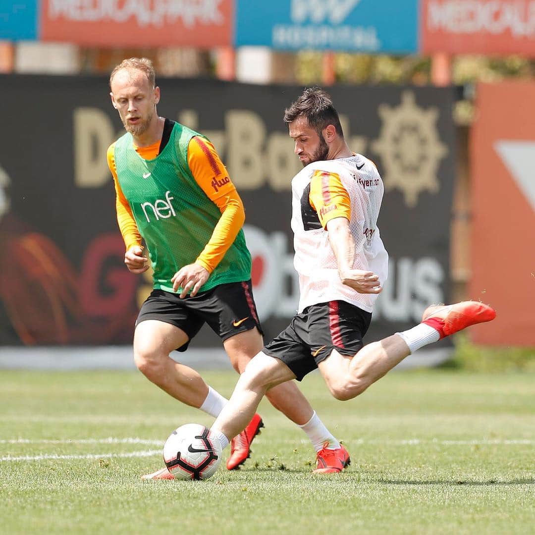 ガラタサライSKさんのインスタグラム写真 - (ガラタサライSKInstagram)「‪📸 Galatasaray Futbol Takımı, 2018-2019 Spor Toto Süper Lig Lefter Küçükandonyadis Sezonu 31. haftasında Beşiktaş ile oynayacağı maçın hazırlıklarına bugün yaptığı antrenmanla başladı.‬」5月1日 19時06分 - galatasaray