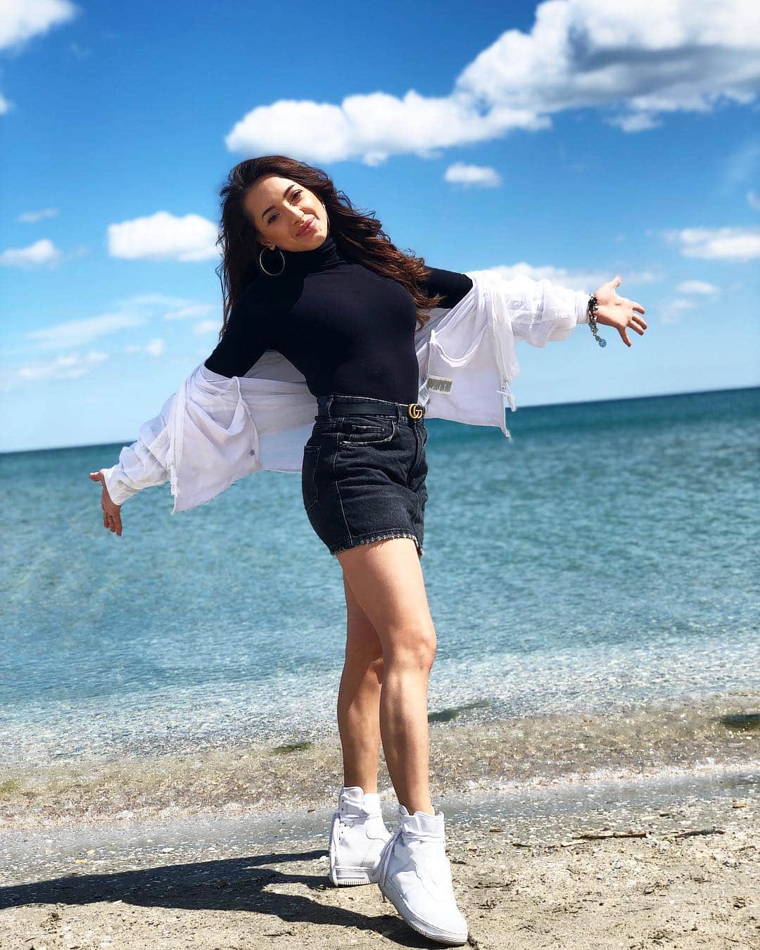 ラリサ・ヨルダケのインスタグラム：「Iubesc. Am curaj. Si ma tem... 💔  #linisteaMea #prindeCuraj #IubesteCatPotiDeMult #FaCeTeFaceFericit #MereuCuZambetulPeBuze #nuConteazaCum #EuSiMarea 🔥🌸🧚🏼‍♀️」