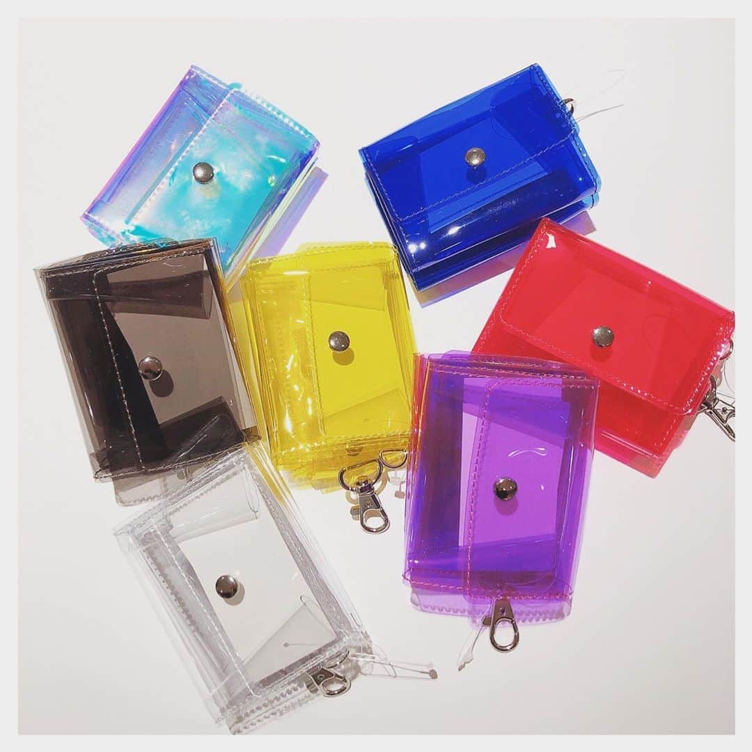 のインスタグラム：「クリアウォレットが入荷致しました🦋🦋 ネックストラップ付きなので、夏のレジャーでもおすすめです🐬🌈 お値段は¥990+tax🌼  #wego#wegogood#accessory#instagood#instafashion#metal#Pearl#clear#wallet#harajuku#kawaii#プチプラ#プチプラアクセ#MERY#rili_tokyo#followforfollowback#fff#instagram#置き画くら部#멋스타그램#패션#패션스타그램#おしゃれさんと繋がりたい」