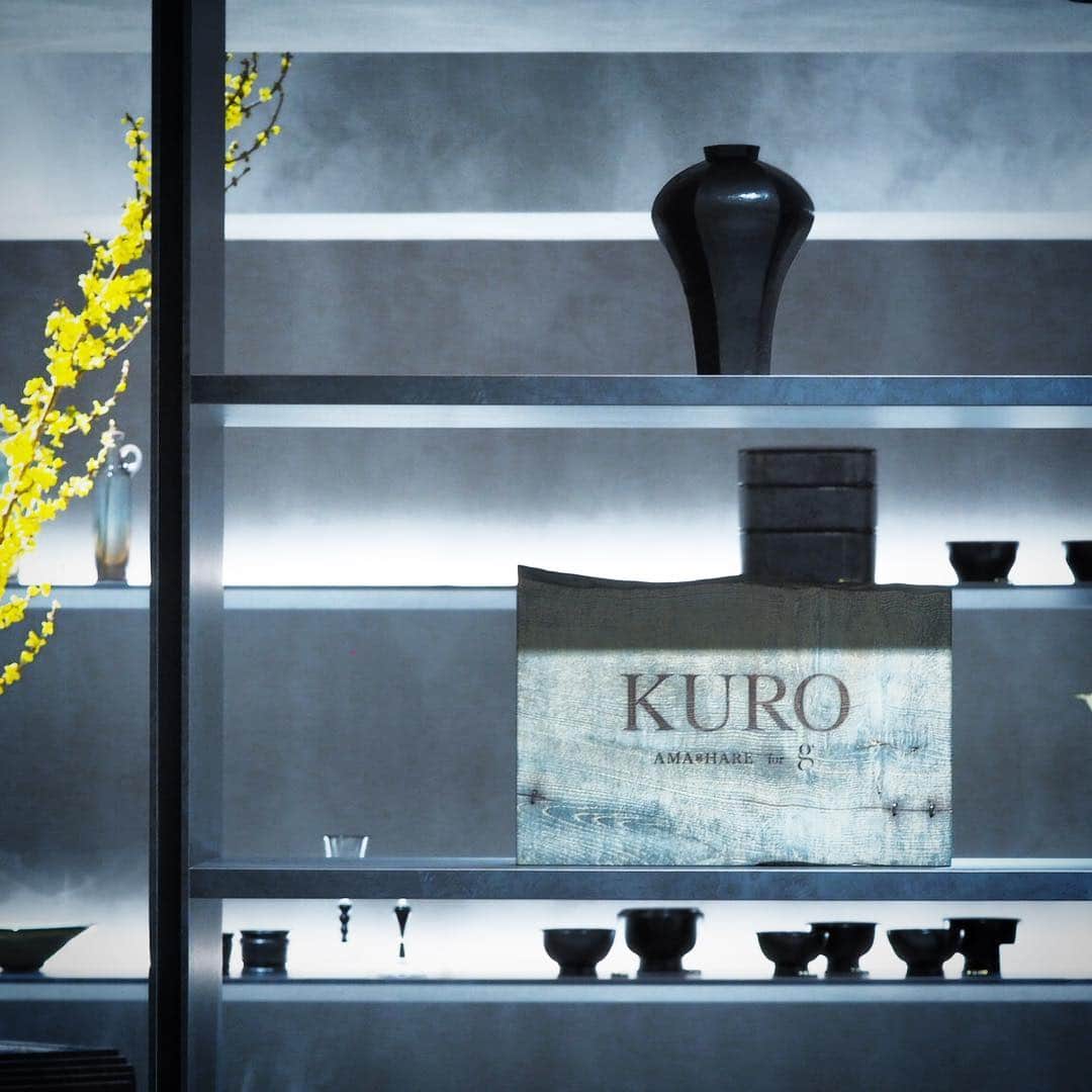 雨晴 / AMAHARE 雨晴（あまはれ）さんのインスタグラム写真 - (雨晴 / AMAHARE 雨晴（あまはれ）Instagram)「こちらはGW期間中も休まず営業中！  KUROの店内にあるサインは、 なんとShimoo Designさん @shimookazuhiko  @saorishimoo がつくってくださったもの。  お忙しい中、心温まるご対応をいただき本当にありがとうございます！  白金台 雨晴共々よろしくお願いいたします^ ^ ーーーーーーーーーーーーーーーーーーーーーーーーー KURO  AMAHARE for g  開業日： ‪2019年4月25日（木）‬ 住所：ｇ GIFT AND LIFESTYLE 内 ‪〒106-0032　 東京都港区六本木6-10-2‬六本木ヒルズヒルサイドB1F  TEL：‪03-6812-9163‬ URL ： http://g-roppongi.jp/ Instagram ：@g_roppongi  KURO AMAHARE for g  2019.4.25（THU） Grand Open At Roppongi  Hills  #akitoakagi #赤木明登 #hisaoiwashimizu #岩清水久生 #satsukioka #岡さつき #shimoodesign #下尾和彦 #下尾さおり #shouyagrigg  #yuichitakemata #竹俣勇壱 #takeshitsujino #辻野剛 #fresco #naotoyano #矢野直人 #naotsuguyoshida #吉田直嗣  #kuro #amahare #雨晴 #g_roppongi @g_roppongi  #roppongihills  #工芸 #craft #japanesecraft #六本木  #非日常があるからこそ輝く日常のくらし  #雨の日も晴れの日も  Flower Styling / Taguchi Kazuyuki （OEUVRE／ウヴル） @oeuvre_tokyo」5月1日 19時21分 - amahare