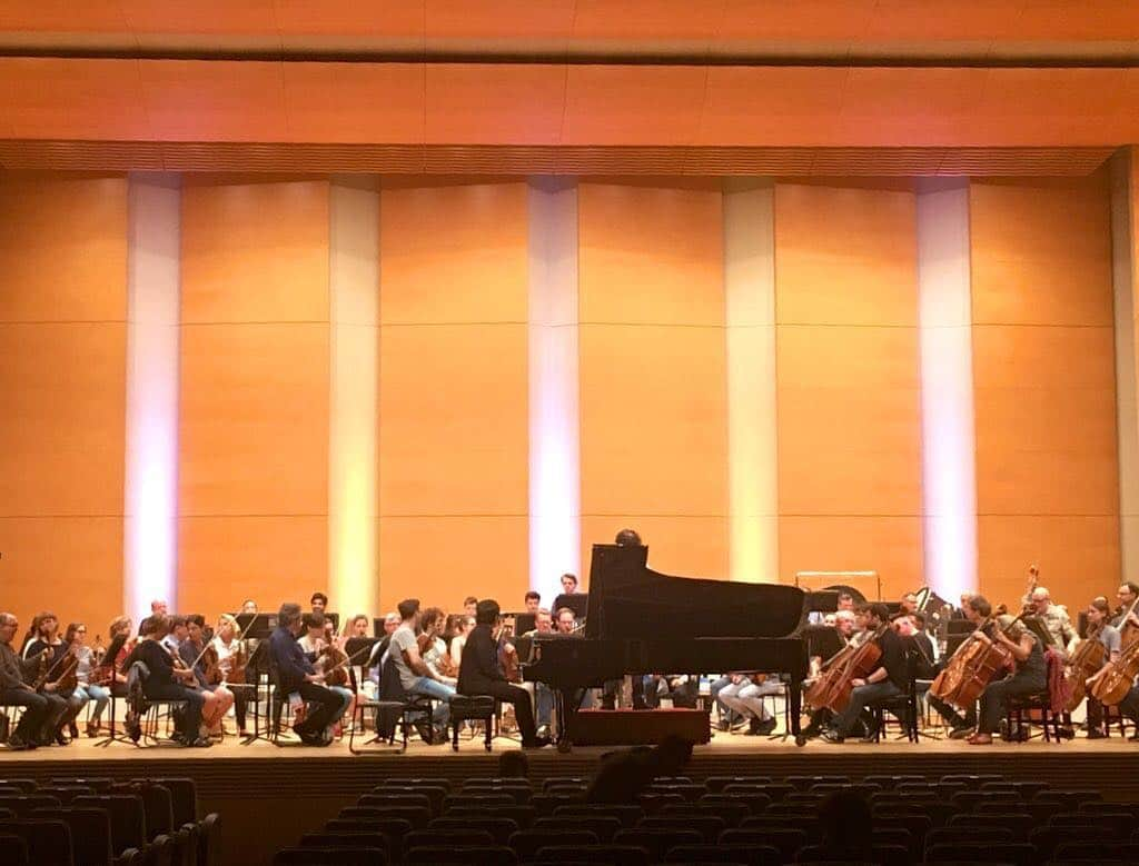 金子三勇士さんのインスタグラム写真 - (金子三勇士Instagram)「Rehearsal at La Folle Journee Tokyo 2019. Photo: E.M/JA @lafollejournee #lafollejourneetokyo2019 #ラフォルジュルネ #2019 #令和元年 #東京国際フォーラムホールA #東京国際フォーラム #ラフォルジュルネ2019 #フランツリスト #ピアノ協奏曲 #リハーサル #ピアニスト #金子三勇士 #コンサート #Rehearsal #LaFolleJournee #FranzLiszt #PianoConcerto #tokyointernationalforumhalla #tokyointernationalforum #yurakucho #musicfestival #pianist #SteinwayArtist #MiyujiKaneko」5月1日 19時26分 - miyujikaneko_official