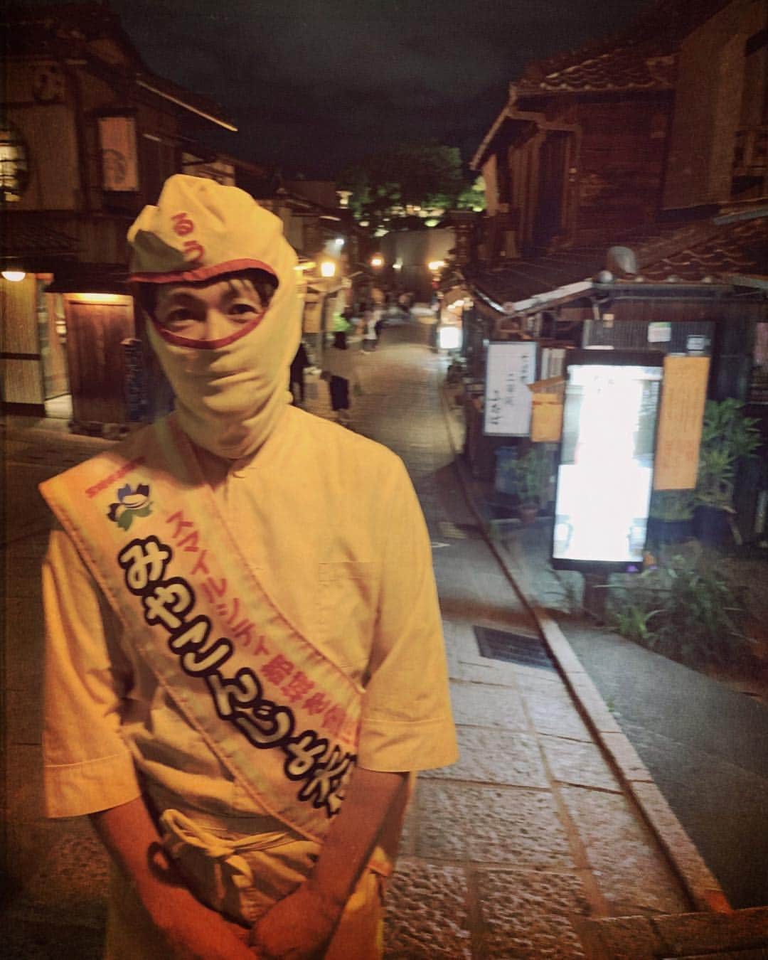 のインスタグラム：「新元号を二年坂で迎えルウ〜！まさかの令和を 京都で迎えルウとは想像もできなかったでござルウ（笑）人生は本当に面白すぎルウ！カレー倶楽部ルウ清水寺二年坂店は本日より全メニュー解禁！ぜひ色々なメニューをお試しくだカレー！！オススメは麻婆カレー！！ ★ ★ #令和 #新元号  #チキン南蛮カレー #カレー倶楽部ルウ #京都 #二年坂 #ルウ王子 #フォロバ #汐留 #清水寺 #宮崎 #都城 #フォロワー #二寧坂 #like4like  #いいね#福岡 #京都旅行 #テレビ東京 #梅田 #kyoto #六甲道 #kyototrip #ninenzaka #kiyomizudera #京都旅行 #難波 #関西」