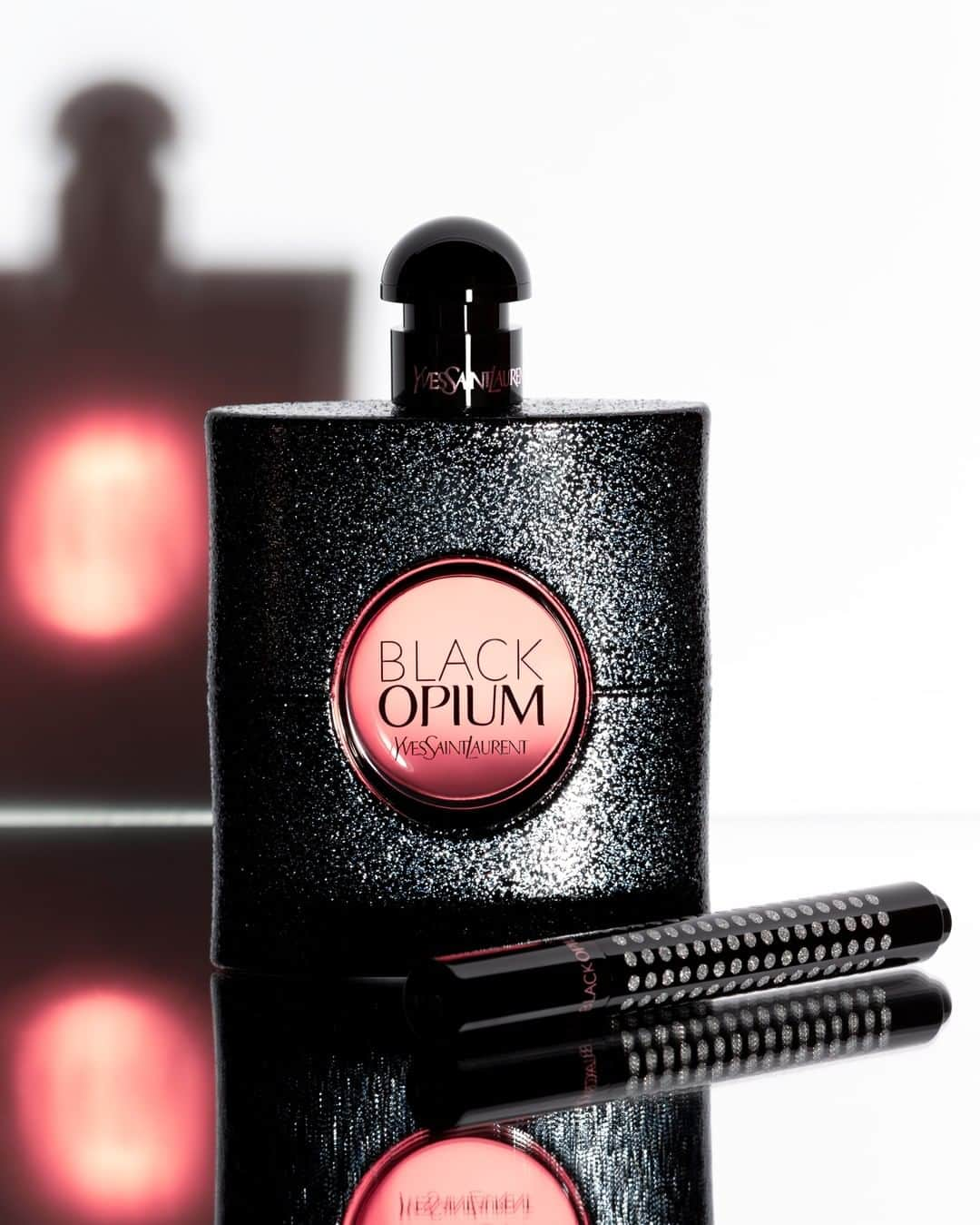 セフォラさんのインスタグラム写真 - (セフォラInstagram)「Vibrant, sensuel et addictif, Black Opium by @yslbeauty est à découvrir ou re-découvrir dans son sublime flacon ou sous une nouvelle forme : le stylo de parfum à emporter ABSOLUMENT partout avec vous ! 😍 #YvesSaintLaurent #YSLBeauty #BlackOpium #SephoraFrance」5月1日 19時31分 - sephorafrance