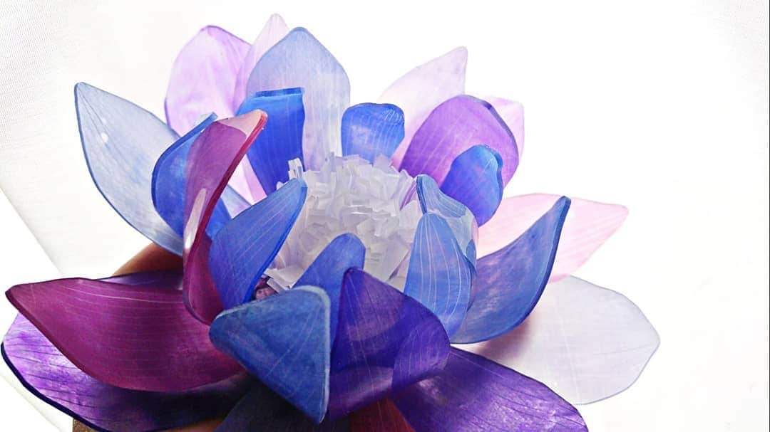 しば　さおりさんのインスタグラム写真 - (しば　さおりInstagram)「令和となり気持ちも新たに日々創作に打ち込めたらと思います。 . 現在紫メインの大きなお花を制作中。お客様へお届け予定です。 . 新たな時代も何卒よろしくお願い致します(*^^*) . #令和 #令和元年 #ありがとう #感謝 . #立体プラバン #プラバン  #プラ板 #アクセサリー #ハンドメイド #アート #癒し #かわいい #シンプル #手作り #花 #ザ花部 #花のある暮らし #ナチュラル #和菓子 #熱縮片 #shrinkplastic  #IGersJP #handmade #flower #instagram #instagood #instaart」5月1日 19時32分 - koshiba0822