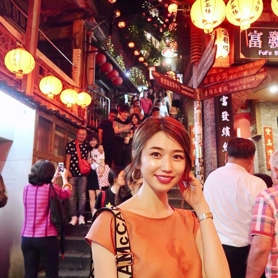 平有紀子さんのインスタグラム写真 - (平有紀子Instagram)「2泊3日で台湾旅行へ行ってきました✈️ . 短い旅行でしたが子供も楽しめる施設をメインにギュギュっと詰め込んで楽しんで来ました😊 . ⚫︎台北新樂園（遊園地） ⚫︎台北市立動物園 ⚫︎土銀展示館（恐竜博物館） ⚫︎九份（千と千尋の神隠しの舞台に似ている場所） . 特に良かったのは動物園🦁 台北市内からわりと近いのに、自然いっぱいのジャングルのような広い施設にたくさんの種類の動物達✨ 日本と違ってパンダもコアラも全然並ばずに見られることにびっくりでした😍 . 基本どの施設も混んでいなくて過ごしやすかったんですが、写真１枚目を撮った九份の激混み具合は凄まじかった😳 レトロな歓楽街の雰囲気が千と千尋の世界に迷い混んだみたいで楽しかったなぁ🏮 . . 飛行機で片道3時間ちょいずつくらいで、時差も1時間なので子連れ海外旅行にとっても良かったです☺️❤️ . . #台湾 #台湾旅行 #台北 #九份 #九份老街 #台北市立動物園 #家族旅行 #子連れ台湾 #千と千尋の神隠し #taiwan #taipei #taiwantravel」5月1日 19時42分 - yukikotaira