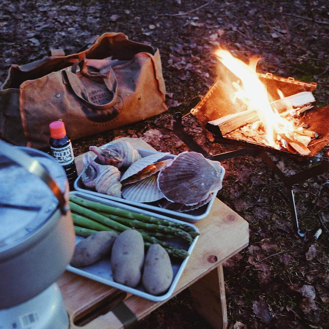 Y U R I Eさんのインスタグラム写真 - (Y U R I EInstagram)「海鮮ばーべきゅー🐚 美味しいものありすぎて食べものばかり🤫🐷笑 地元のスーパーで殻付きホタテとつぶ貝を調達🚐 ホタテは５枚で580円だった。 やすっ！そしてつぶ貝でかっ！！ 特段市場とかで買い出さなくてもこんなに立派な貝が食べられるなんて。うれしい♥️ #YURIEの北海道旅行記」5月1日 19時47分 - yuriexx67