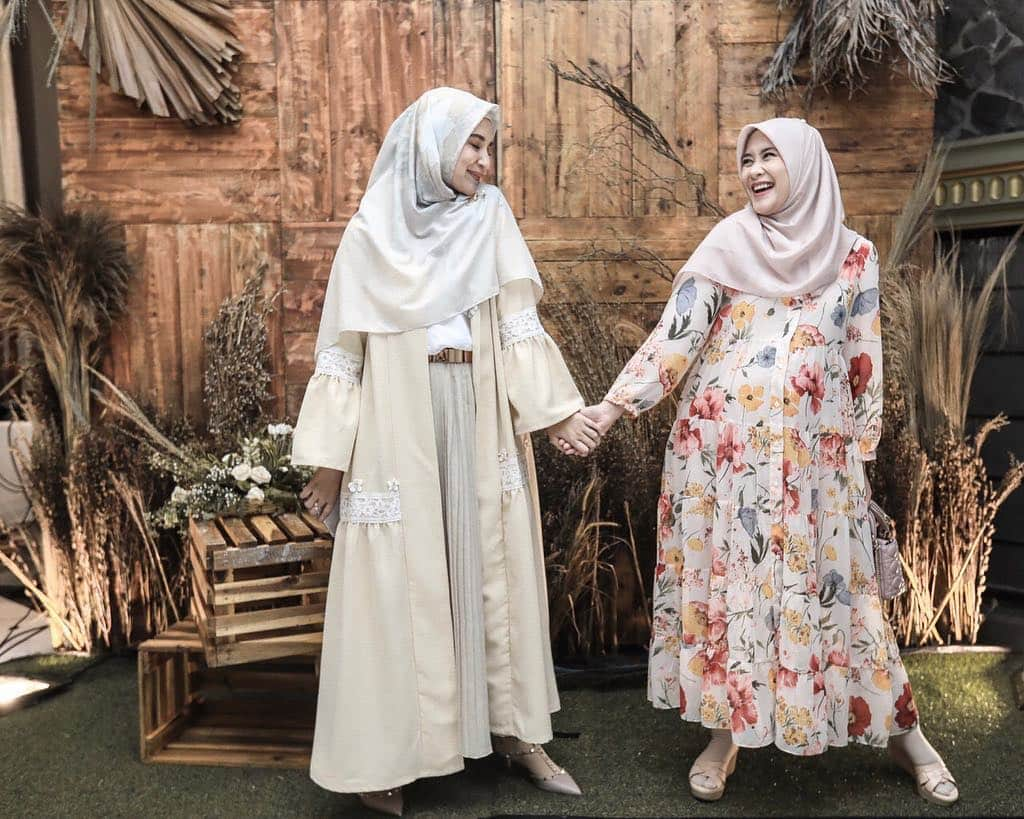 Shireen Sungkarさんのインスタグラム写真 - (Shireen SungkarInstagram)「MasyaaAllah ,happy banget waktu trunk show ,decornya cantikkk walaupun aku minta dadakan ,kaya spot foto ini h-2 mintanya tapi tetep sekece ini baguss puas banget sama decor nyaaa thank you @hansplanners 🤗」5月1日 19時48分 - shireensungkar