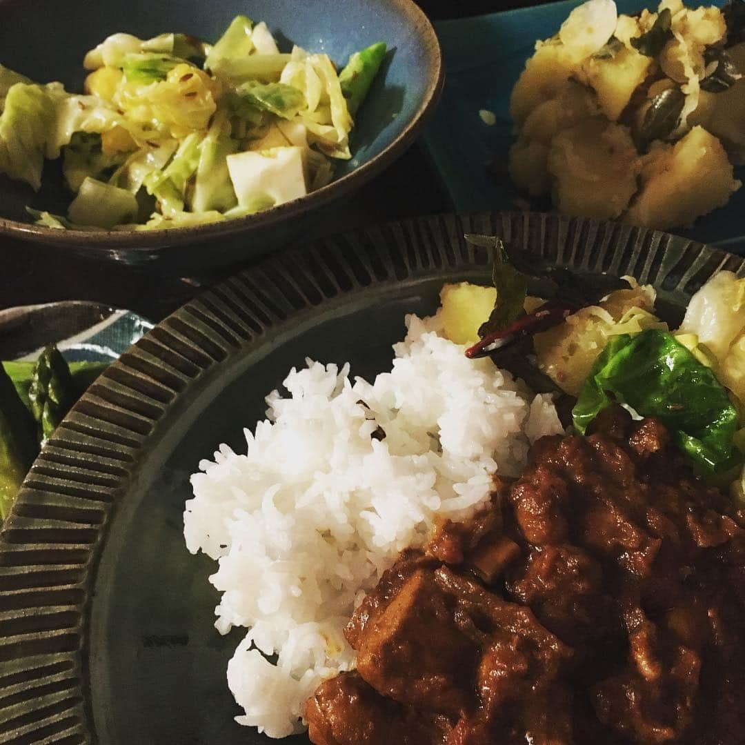 azumiのインスタグラム：「令和最初のカレー作り🍛 チキンとレンズ豆とエリンギのカレー ジャガイモのカレー キャベツのクミン和え 北海道のアスパラ 撮り忘れたけど、 鶏肉のピクルス #あずカレー #あずみメシ」