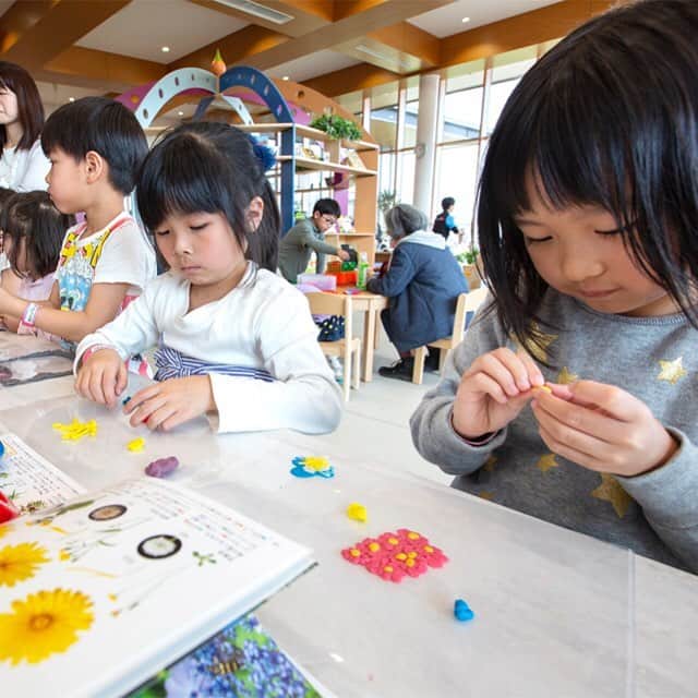 ボーネルンドさんのインスタグラム写真 - (ボーネルンドInstagram)「大型連休はボーネルンドのあそび場で、学びや成長につながる発見をしませんか？ ・ 子どもたちの“ドキドキ”や“ワクワク”を応援するユニークなあそび道具やワークショップがいっぱい！ ・ ・ ・ ★ 親子の室内あそび場「キドキド」では、大型連休1日あそび放題パスを販売 ・ ★ 公園のなかの新しい家族のあそび場「プレイヴィル」では、ダイナミックに水遊び！アクアプレイ体験コーナーが登場 ・ ★ 親子で育つあそび場「トット・ガーデン」では、赤ちゃんの「はじめてできた！」を応援 ・ ・ ・ 家族のお出かけ、お買い物の合間にぜひ。 ・ → くわしくは、Web検索「ボーネルンド」をチェック！ ・ ・ #ボーネルンドの大型連休は子どもの元気ドキドキワクワク応援WEEK #大型連休 #gw #家族でお出かけ #遊び場 #室内遊び #大型遊具 #運動 #雨の日 #プレゼント #イベント #ボーネルンド #キドキド #あそびのせかい #kidokid #プレイヴィル #プレイヴィル大阪城公園 #プレイヴィル天王寺公園 #プレイヴィル安満遺跡公園 #トットガーデン #totgarden #bornelund #børnelund  #ボーネルンドショップ #ボーネルンド本店 #原宿」5月1日 20時09分 - bornelund