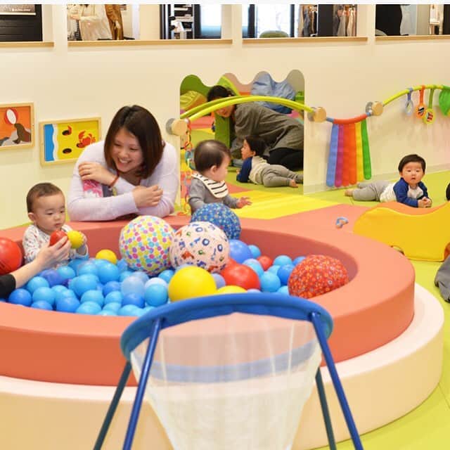 ボーネルンドさんのインスタグラム写真 - (ボーネルンドInstagram)「大型連休はボーネルンドのあそび場で、学びや成長につながる発見をしませんか？ ・ 子どもたちの“ドキドキ”や“ワクワク”を応援するユニークなあそび道具やワークショップがいっぱい！ ・ ・ ・ ★ 親子の室内あそび場「キドキド」では、大型連休1日あそび放題パスを販売 ・ ★ 公園のなかの新しい家族のあそび場「プレイヴィル」では、ダイナミックに水遊び！アクアプレイ体験コーナーが登場 ・ ★ 親子で育つあそび場「トット・ガーデン」では、赤ちゃんの「はじめてできた！」を応援 ・ ・ ・ 家族のお出かけ、お買い物の合間にぜひ。 ・ → くわしくは、Web検索「ボーネルンド」をチェック！ ・ ・ #ボーネルンドの大型連休は子どもの元気ドキドキワクワク応援WEEK #大型連休 #gw #家族でお出かけ #遊び場 #室内遊び #大型遊具 #運動 #雨の日 #プレゼント #イベント #ボーネルンド #キドキド #あそびのせかい #kidokid #プレイヴィル #プレイヴィル大阪城公園 #プレイヴィル天王寺公園 #プレイヴィル安満遺跡公園 #トットガーデン #totgarden #bornelund #børnelund  #ボーネルンドショップ #ボーネルンド本店 #原宿」5月1日 20時09分 - bornelund