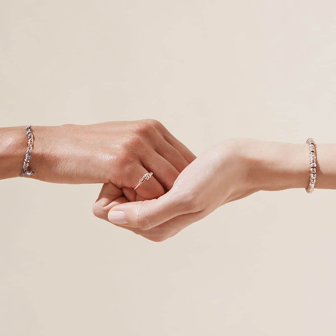 ドドさんのインスタグラム写真 - (ドドInstagram)「A real friend holds your hand tight and never lets go. Seal your friendship with the precious knot of a Nodo jewel. Choose your favorite on dodo.it #dodojewels #dodocharm #nodocollection #ring #bracelet #knot #elleXdodo」5月1日 20時01分 - dodojewels