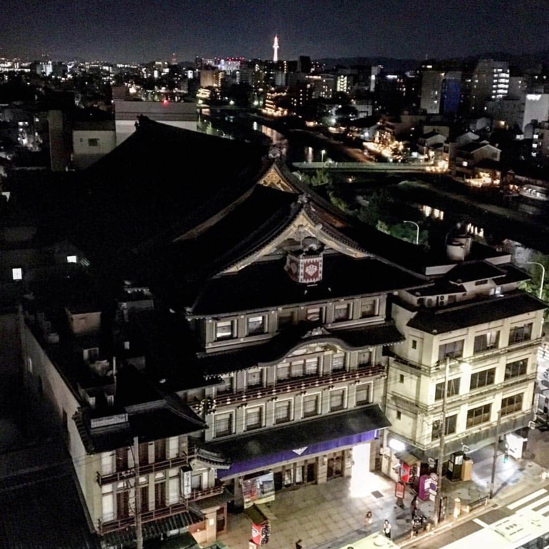 田中知之さんのインスタグラム写真 - (田中知之Instagram)「この日本最古にして、我が国の芸能史の象徴的な存在である京都・南座を会場にしてDJパーティができるなんて、京都生まれの人間としてこれ以上光栄なことはありません。これが令和最初のイベントのアナウンスだというのも何だか幸先が良いです。以下 「夜マツリ - YORUMATSURI -」 オープニングパーティのご案内です。  新緑の候、新しい令和時代も幕が開け、皆様には益々ご清祥のこととお喜び申し上げます。  この度、日本最古の歴史を持つ劇場、京都・南座におきまして、伝統と革新をテーマにした 新時代のお祭り『京都ミライマツリ2019』 が開催されます。松竹株式会社がASOBISYSTEM、NAKED Inc. などのクリエイティブチームとタッグを組み、未来のお祭り空間を創出するプロジェクトです。  その一環として、5月12日（日）～ 5月25日（土）までの期間限定で開催される「夜マツリ - YORUMATSURI - 」では、伝統と格式を感じる和の空間が夜の雰囲気にアップデート。南座の劇場空間を「客席フルフラット化」し、DJによるクラブミュージックと、美味しいフードとお酒もお楽しみいただける上質なナイトライフ空間を演出します。 五感を使って圧倒的な非日常体験をお楽しみいただけましたら幸いです。  つきましては、初日 5月12日（日）の夜に、オープニングパーティを開催致します。皆さまお誘い合わせの上、是非ご参加下さいますようお願い申し上げます。 「夜マツリ - YORUMATSURI - 」オープニングパーティ  日時： 令和元年5月12日（日） 開場開演 18時半 終演 23時  場所： 南座 〒605-0075 京都市東山区四条大橋東詰 TEL：075-561-1155  DJ出演： 田中知之（FPM） 大沢伸一（モンドグロッソ） 野宮真貴 & NOBORU 枝國栄一（枝魯枝魯） 松本日出彦（松本酒造） ▶︎主催・製作・企画： 松竹株式会社  料金 ： 3,000円／ワンドリンク付 チケットはこちらから⇒ https://eplus.jp/sf/word/0000132216 ▶︎制作協力： アソビシステム株式会社、株式会社ネイキッド 株式会社船場、ミエクル株式会社、株式会社ハロー ほか ▶︎特別協賛： サントリーホールディングス株式会社 ▶︎協賛： 株式会社イープラス、ポノス株式会社、日本たばこ産業株式会社 ▶︎後援： 京都府、京都市、京都商工会議所、京都市観光協会 京都市交通局、京阪電気鉄道株式会社 ▶︎宣伝協力： The Breakthrough Company GO」5月1日 20時01分 - tomoyukitanaka