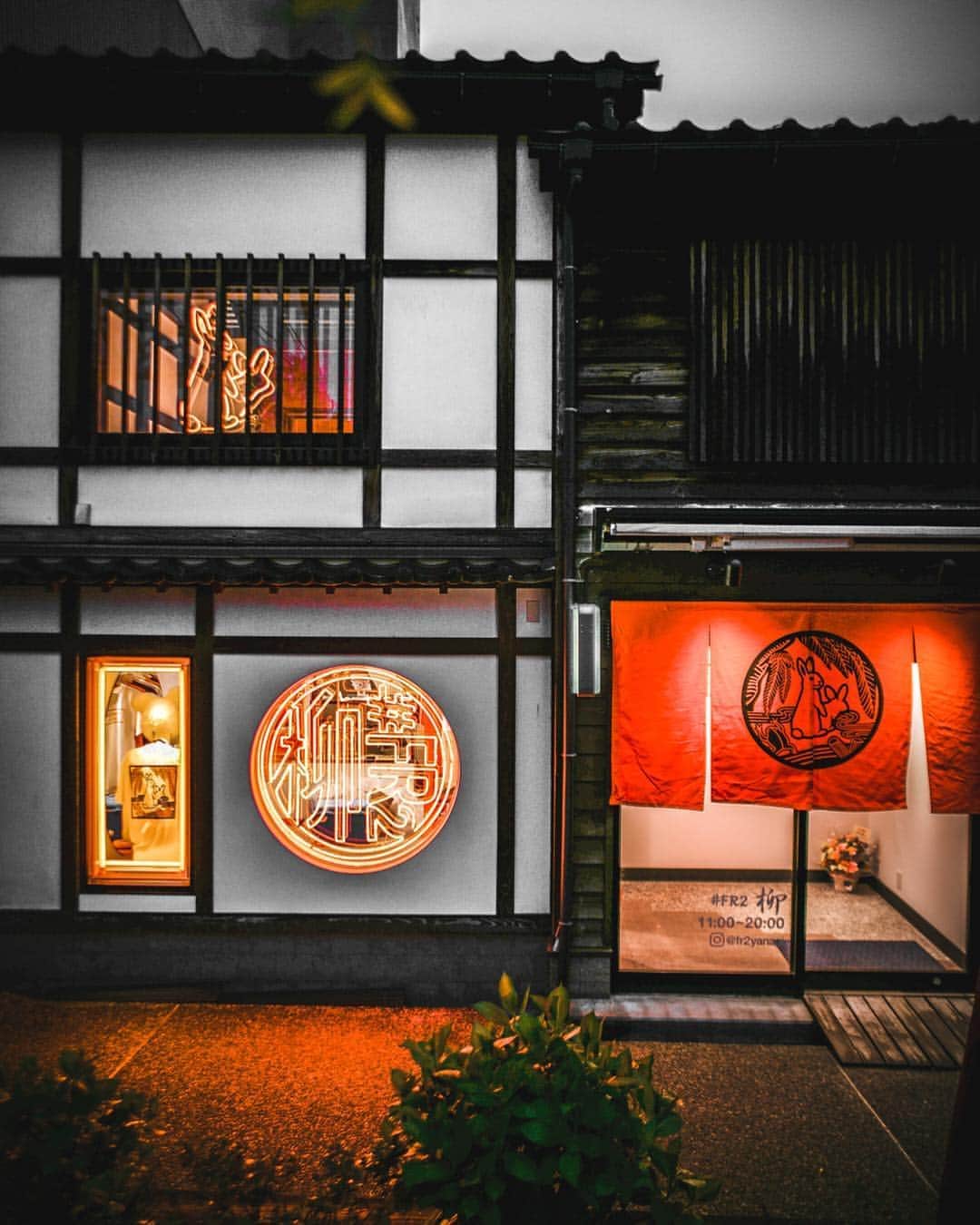 石川涼のインスタグラム：「なんとオープン5日で5月分の商品が完売してしまいました、、、。皆さんありがとうございます。という訳で一時閉店します。 再開は追加商品が上がってくる5月20日くらいになりそうです。全力で頑張ります！  Information.  Thank you for coming.  We will close the store because there are no products.  we apologize for important opportunity.  For this store information is update  #FR2柳instagram.  お知らせ。  ご来店ありがとうございます。 ご用意させて頂いていた商品がなくなってしまったため、一時閉店させて頂きます。楽しみにご来店いただいたのにご迷惑をおかけして大変申し訳ございません。 再開に関しては #FR2柳 のinstagramにてご案内させて頂きます。何卒よろしくお願いいたします。  #FR2柳  #FR2yanagi#fxxkingrabbits#kanazawa#金沢 #百万石色情兎#ひがし茶屋街」