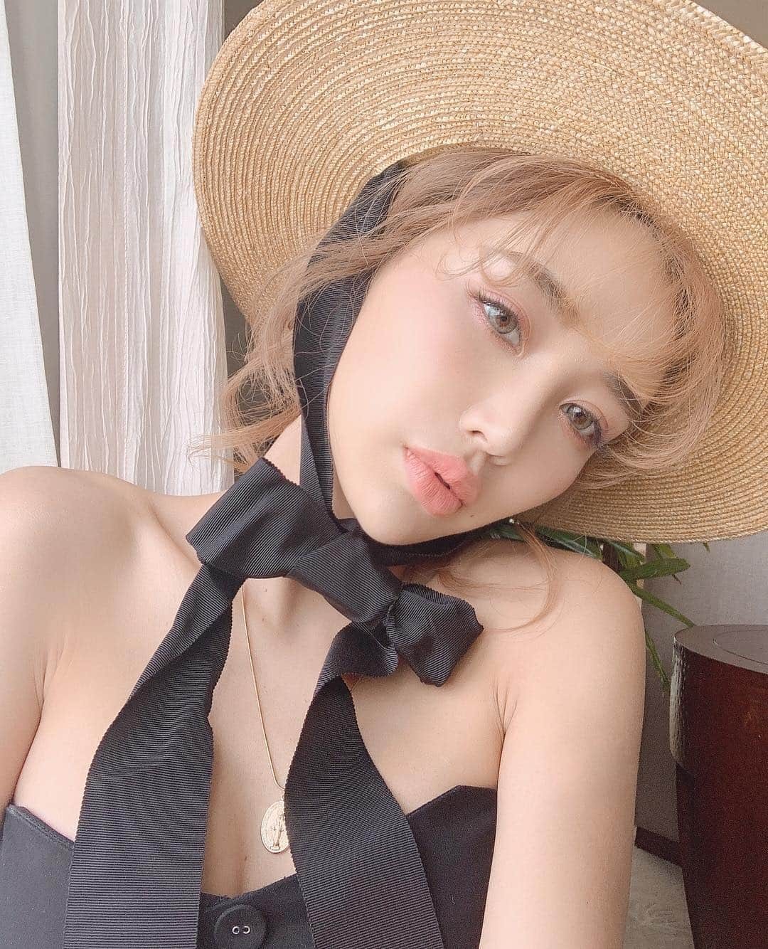 梯真奈美さんのインスタグラム写真 - (梯真奈美Instagram)「こないだ質問もらってた、コスメのお返事♡ アイシャドウは、 m.a.cのピンクヴィーナスをアイホール全体と、 下まぶた全体に塗って、 eimyのSSmakeでも使用してる m.a.cのブロンズアセッツの 上2色を混ぜて更に下まぶたにオン！ 目頭に左上のカラーを軽くのせればアイメイクの完成🙋‍♀️✨ アイラインと下まつげを塗らないことで 抜け感のあるmakeに。 （この写真はライン引いてないけどこないだのは軽くライン引いてるよ！） リップは軽くYSLのNo.1をのせて、 上からm.a.cのゴールディーロックストをのせてるよ💄 写真だとオレンジが強く見えるけど、 もっと淡いピンクって感じです😳💞 簡単だけど、少しでも参考になれば🙏😊 #make #makeup #mac #ysl #cosmetic」5月1日 20時02分 - official_manami