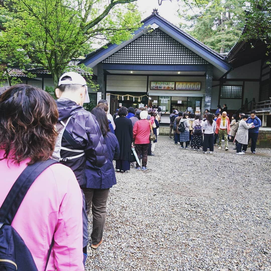 飯田嘉太さんのインスタグラム写真 - (飯田嘉太Instagram)「令和初日に最初にやったことは 御朱印を貰うこと(笑)  昨日、尾山神社での御朱印人気を ニュースでお伝えしましたが  こうなるとどうしても並べたくなって… 欲しくなって早起きして行きました🎵  出社前に無事にGET✨  令和初日ということで昨日の３倍ぐらい並びました(笑)  仕事もプライベートも充実したものに出来るように頑張ります💪  #自撮り #慣れていない感が凄い  #コツ教えて下さい #令和元年 #令和初日 #最初にしたこと #御朱印 #GET #御朱印ボーイ #初心者 #尾山神社 #集めたくなる #コレクター魂 #長蛇の列 #今日も仕事 #ようこそ令和 #良い年を #令和もよろしくお願いします #石川テレビ #アナウンサー #announcer #飯田嘉太」5月1日 20時05分 - kabuto_iida