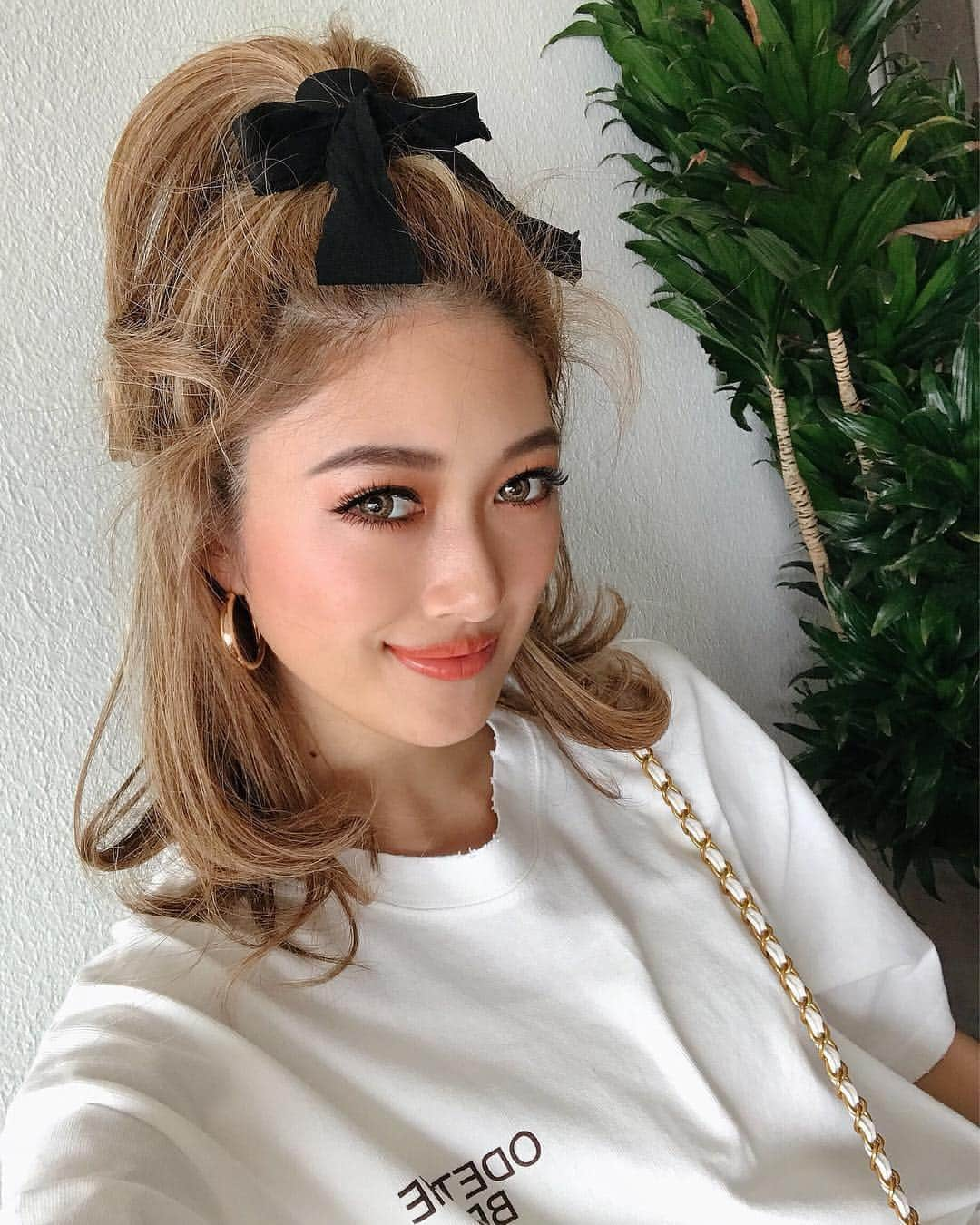 植松真理子さんのインスタグラム写真 - (植松真理子Instagram)「ヘアアレンジ👱🏽‍♀️ 32ミリのコテでMIX巻き シュシュ忘れたから、紐でリボン結び🎀 キャラじゃないけど 金髪にリボンはセーフだねw🙌🏼 . . @ken11rollen さんが入れてくれた メッシュがいい感じ👅 #hair #haircolor #rollen #hairstyle #blondehair #mac #maccosmetics #bobbibrown #makeup」5月1日 20時13分 - mariko__mm