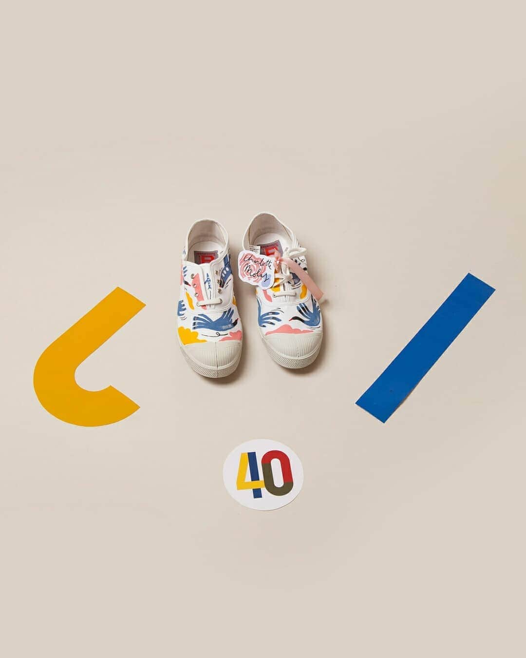 ベンシモンのインスタグラム：「- Bensimon Airlines - Bensimon by @charlottemolas "Avec Bensimon Airlines, embarquez dans un tour du monde aérien ! Le voyage, c'est avant tout la mobilité. En tennis comme en avion, vous êtes transportés d'un point A à un point B, avec ce que cela comporte de rencontres, hasards et surprises. C'est ce moment, suspendu, entre le départ et l'arrivée que j'ai souhaité interpréter, en toute légèreté." 🇬🇧 "Embark on an aerial world tour with Bensimon Airline ! Above all, travel is mobility. You are transported from point A to point B, with all that entails encounters, chances and surprises. It is this suspended moment, between the departure and the arrival that I wished to interpret." #bensimon40 #Bensimonanniversary」