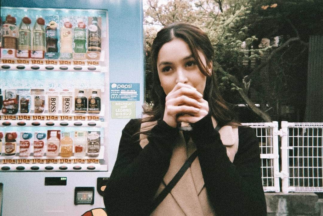 のインスタグラム：「“She is delightfully chaotic;  a beautiful mess”  5.15 #betweenmaybes」