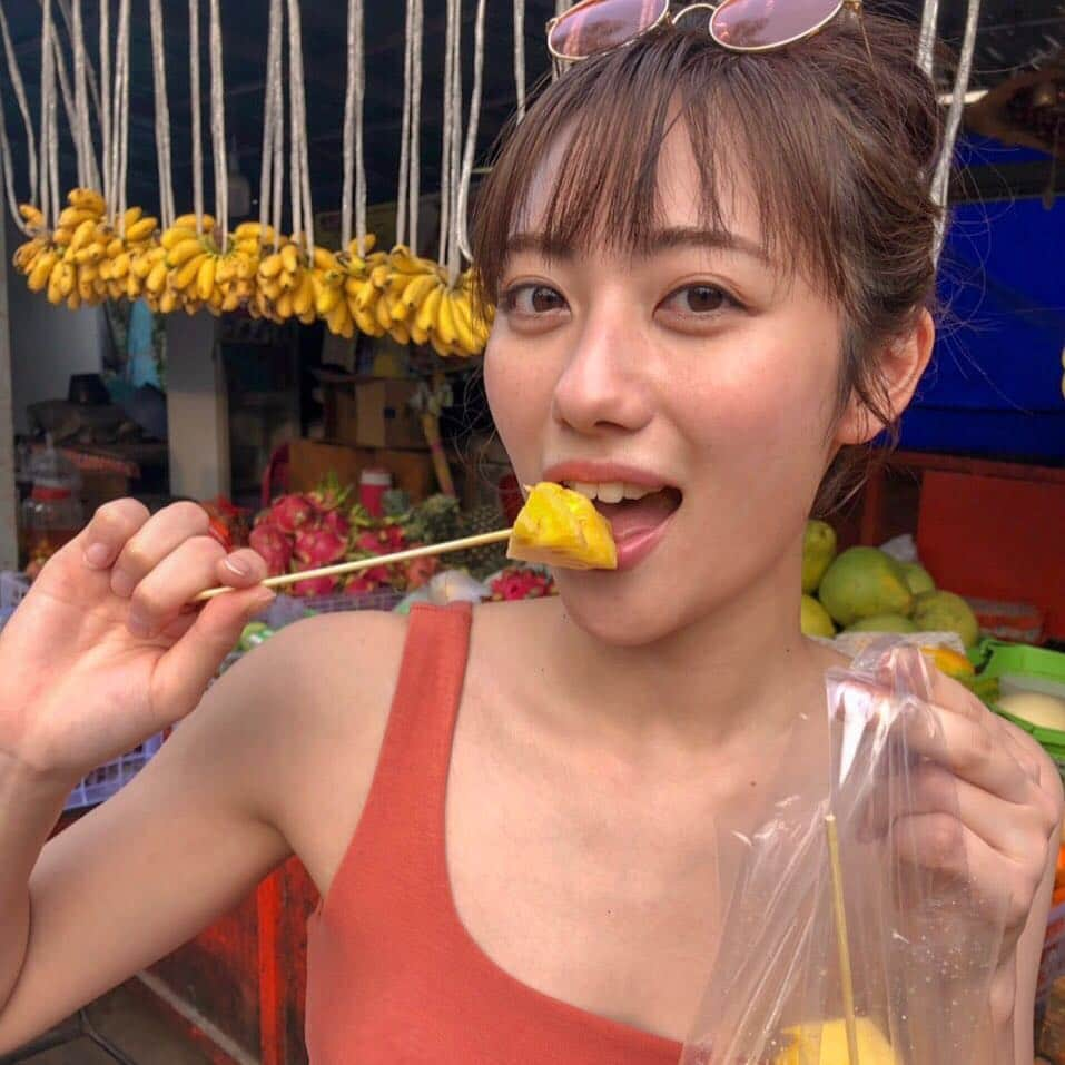 奥山かずささんのインスタグラム写真 - (奥山かずさInstagram)「タイでのオフショット。 暑すぎて汗とまらないし、顔が真っ赤🤣 そしてお知らせもう一つ！ abemaTV 買えるバトルクラブ#39 5月2日(木) 23:00 〜 5月3日(金) 00:00 松尾悠花ちゃんと勝負しますっ タイでの購入品も出す…かも😉✨ お見逃しなく！ . #iPhoneのポートレートモードで撮ったらパイナップルの棒がぼやけたよ#やっぱりカメラがいいかもね#カメラ活動開始するよそろそろ#カメ活#2枚目はちゃんとぼやけてないですよ🍍」5月1日 20時25分 - kazusa_okuyama_official