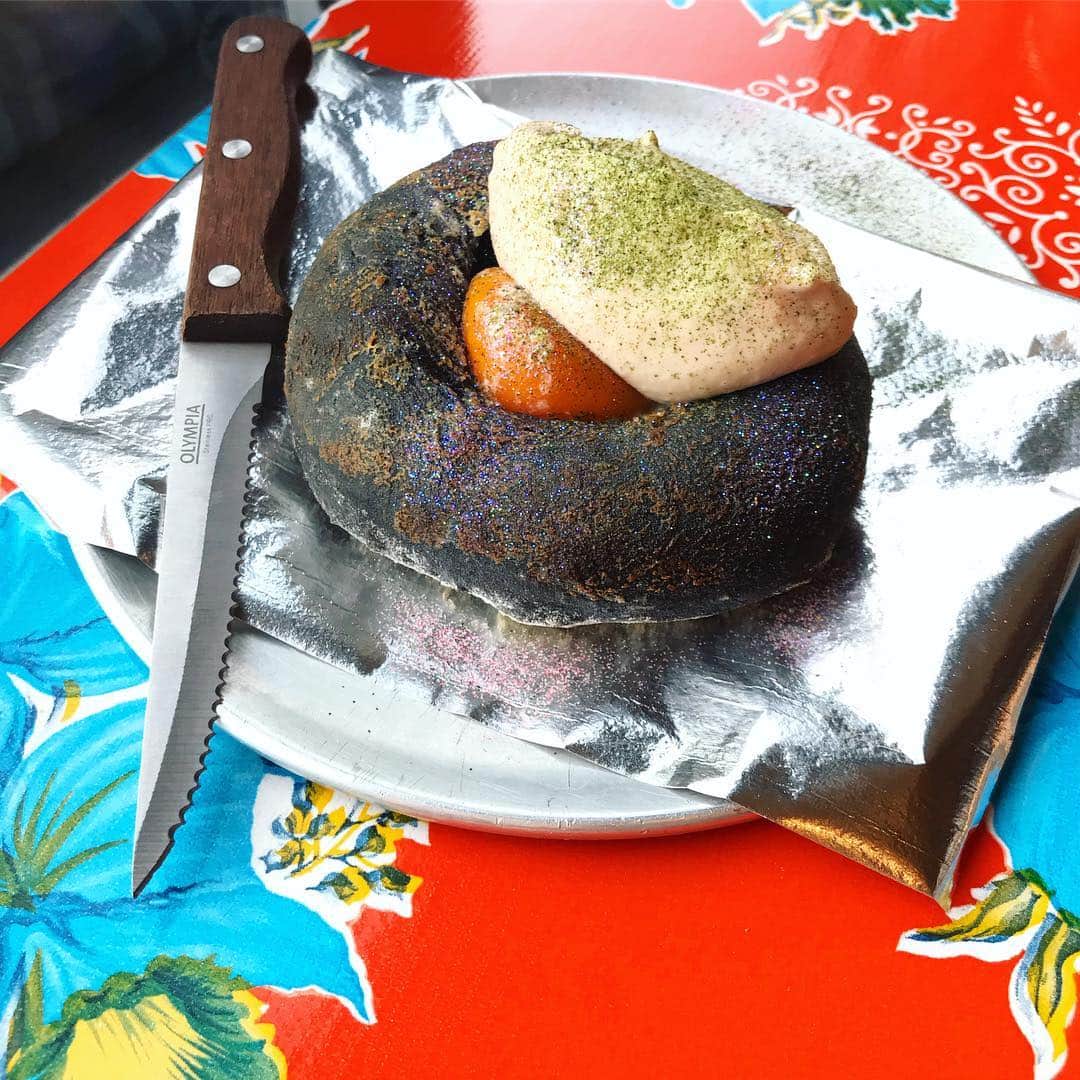 のインスタグラム：「Surrounded by noise. Surrounded by gaudy interior. Looking at the food, it feels like they’re messing with you. But what arrives is absolutely scrumptious! And probably not that good for you😂 It’s almost like an inevitable deal that you have made with The Reaper to bring life to your soul.💀 Super crazy and super good! 音楽はうるさいし 内装はガチャガチャ(宇宙百貨入ってる)で 何もかもふざけてる でもかなり美味しい　そして全て体に悪そう  まるで寿命と引き換えにうまいものを食わせる狂った死神の店みたい 最高」