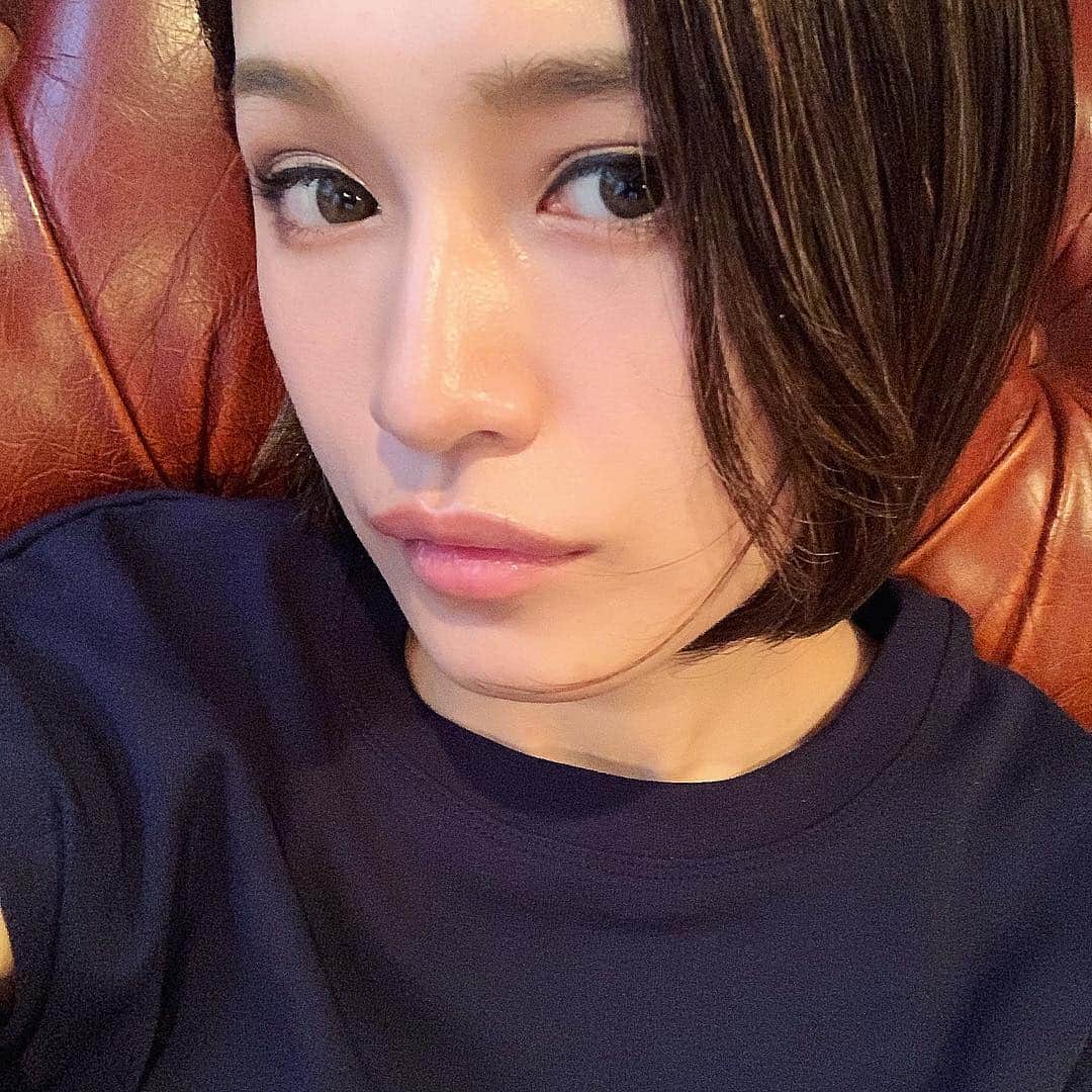 信近エリのインスタグラム：「.﻿ Happy new era♡﻿ ﻿ 載せる載せる詐欺をしてしまっていた、アイシャドウの色番をやっと載せます🙏﻿ 彫りが深い割に目があっさり系の私は、アイシャドウで立体感を作るようにしています﻿ ﻿ 2枚目の写真、右から﻿ ﻿ ME862﻿ S884﻿ Gbronze A﻿ IR811﻿ ﻿ 見た目と違って、透明感のある偏光パール系でとても使いやすいリップは﻿ THREEの ラッシュベルシード X03﻿ ﻿﻿ Blogに目元のグラデーションが分かるアップと手順を載せているので、﻿ プロフィールリンクからどうぞ💁‍♀️﻿ ﻿﻿」