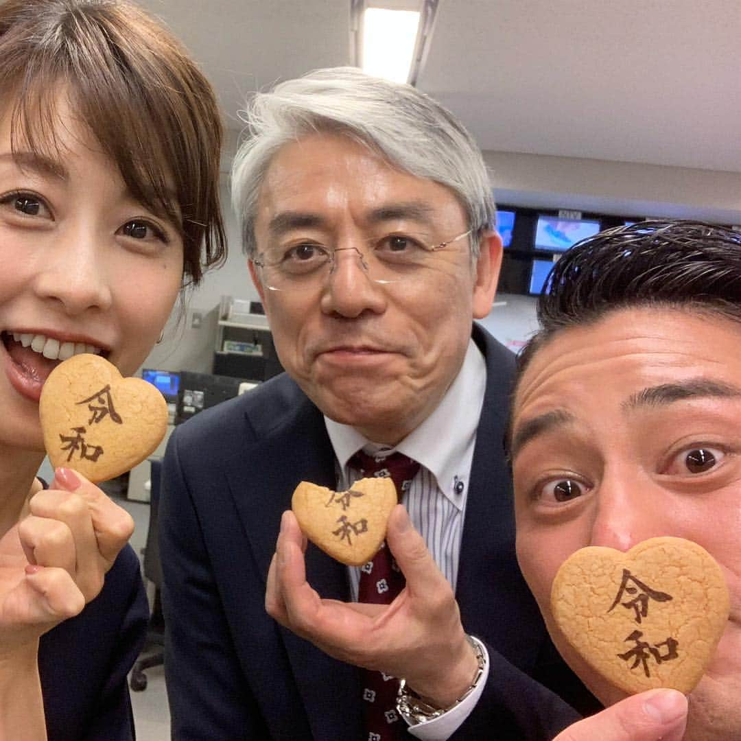 加藤綾子さんのインスタグラム写真 - (加藤綾子Instagram)「* 令和のスタート✨ 笑顔溢れる時代になりますように、、😊 #尾木ママから頂いた #令和クッキー 🍪❤️ #it #令和の時代も #よろしくお願い致します #風間晋 さん #クッキーかじっちゃった #木村拓也 アナウンサー #午前中の中継で #日焼けしてました」5月1日 20時25分 - ayako_kato.official