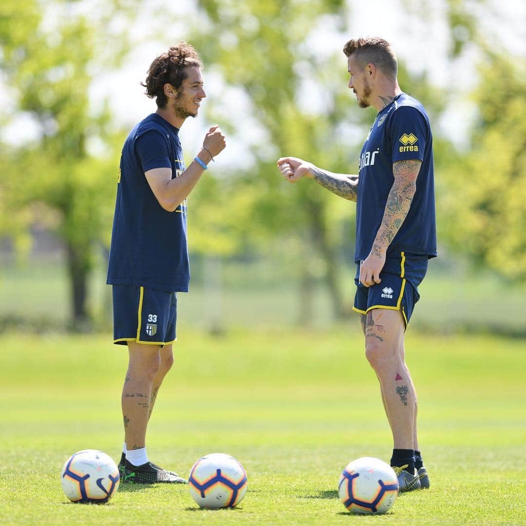 のインスタグラム：「Ecco chi ha vinto 😅😅😅 #cartaforbicisasso #parmacalcio #trainig #sun #bepositive #j」