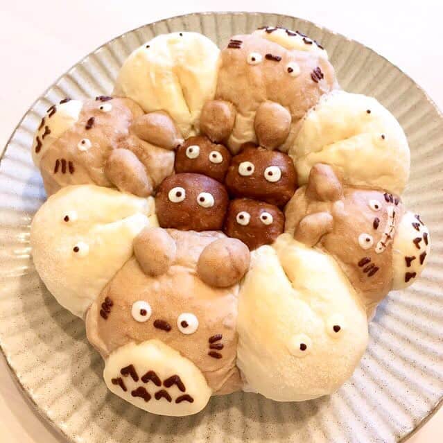 小林千鶴のインスタグラム：「だ〜い好きなジブリで ちぎりパン作ったよ🌳 祝令和記念！ 祝Twitterfollower1万記念！ パン作りは楽しいね。  #ジブリ #トトロ #まっくろくろすけ #手作りパン #ちぎりパン #令和記念 #ありがとう小魚ちゃん」