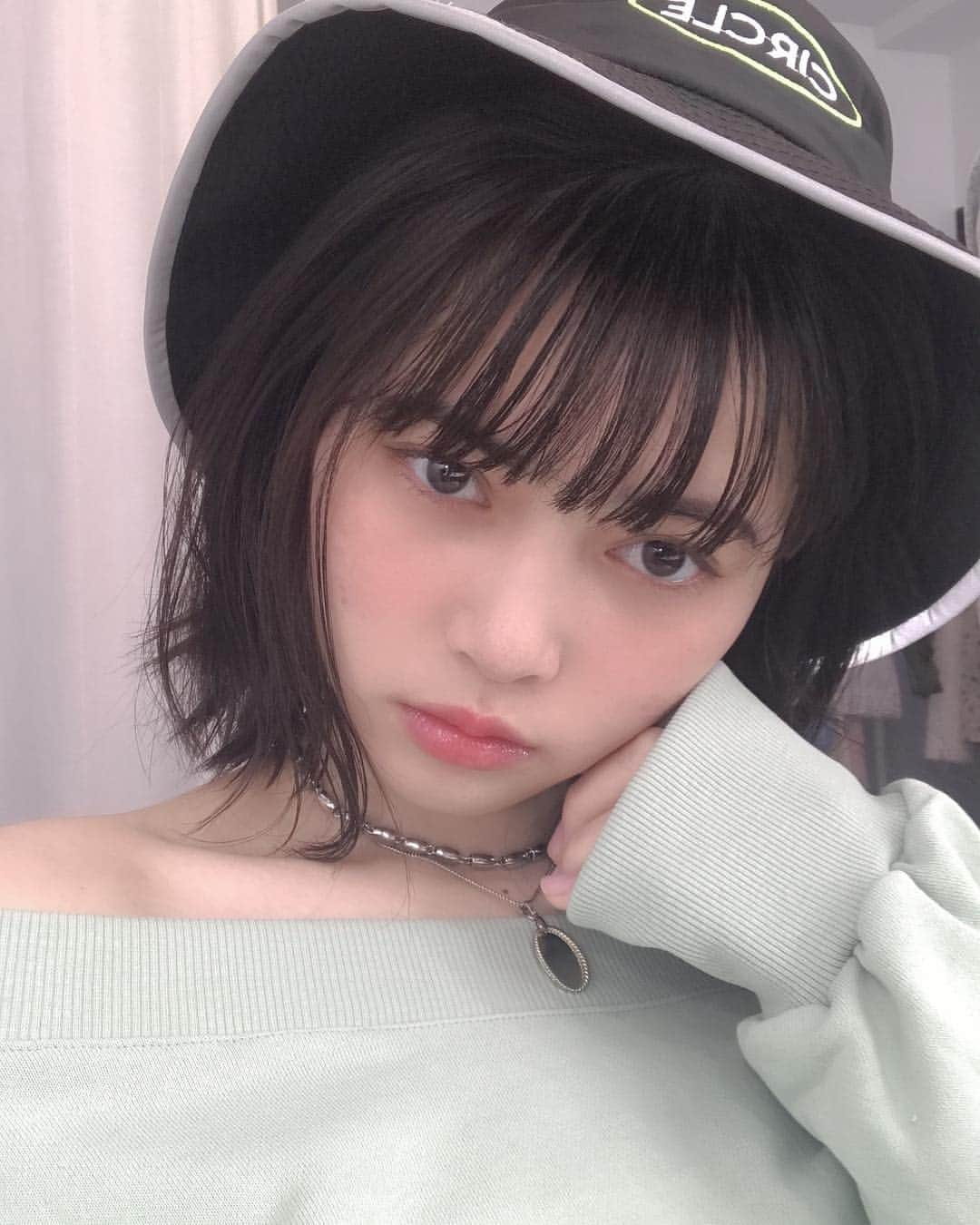 松岡花佳さんのインスタグラム写真 - (松岡花佳Instagram)「今月号のseventeenのどこかに、このお洋服の写真載ってるよ〜探してみて〜ね〜🤤🤤❤️ あ、令和の初投稿だ記念！🤤」5月1日 20時37分 - hanakamatsuoka