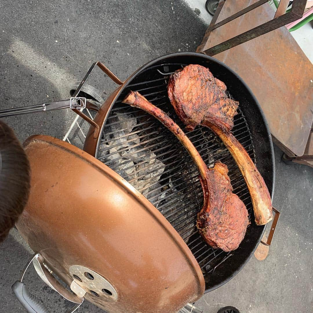 エリザベス・ハードキャッスルさんのインスタグラム写真 - (エリザベス・ハードキャッスルInstagram)「山梨でBBQ🍖な休日😍  旧職場のみんなと、ててて！TVの特集でお世話になった大森畜産さんで贅沢本格バーベキューを楽しみました🤤💗💕 番組でも紹介したトマホーク🍖🍖🍖 とてつもなく美味しいのです！ 前菜のポテトサラダに、まるごと焼いた玉ねぎ、しいたけ、バックリブも焼いたマッシュマロも美味しかった…💕 久しぶりのYBSのメンバー、先輩たち後輩たちと盛り上がれて楽しい美味しい幸せな休日でした😆😋 #BBQ #大型連休 #山梨 #甲府 #トマホーク #てててtv #ybs #山梨放送 #おいしいじゃんね #どういうこんずら #よばれてけし #おあんになって」5月1日 20時53分 - elizabeth_hc49