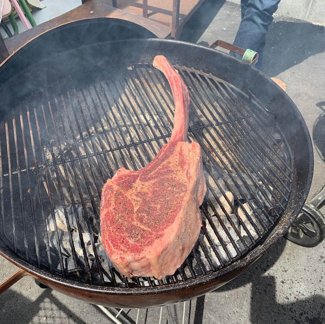 エリザベス・ハードキャッスルさんのインスタグラム写真 - (エリザベス・ハードキャッスルInstagram)「山梨でBBQ🍖な休日😍  旧職場のみんなと、ててて！TVの特集でお世話になった大森畜産さんで贅沢本格バーベキューを楽しみました🤤💗💕 番組でも紹介したトマホーク🍖🍖🍖 とてつもなく美味しいのです！ 前菜のポテトサラダに、まるごと焼いた玉ねぎ、しいたけ、バックリブも焼いたマッシュマロも美味しかった…💕 久しぶりのYBSのメンバー、先輩たち後輩たちと盛り上がれて楽しい美味しい幸せな休日でした😆😋 #BBQ #大型連休 #山梨 #甲府 #トマホーク #てててtv #ybs #山梨放送 #おいしいじゃんね #どういうこんずら #よばれてけし #おあんになって」5月1日 20時53分 - elizabeth_hc49