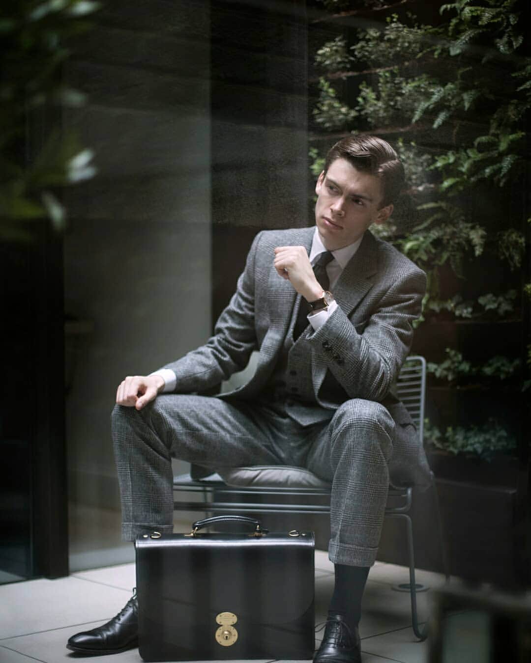 ギーブス&ホークスのインスタグラム：「Stay ready for any occasion with #GievesandHawkes new made-to-measure experience. . We’re excited to announce the relaunch our made-to-measure service – now with a new fit block and a range of specially curated, English and Italian-made fabrics. In a series of candid photographs shot on location in London with @mathiaslefevre, #ettinger captures the spirit, fit and function of our personalized tailoring.  @mathiaslefevre @ettinger.london @echlin_studio #mtm #madetomeasure #suits」