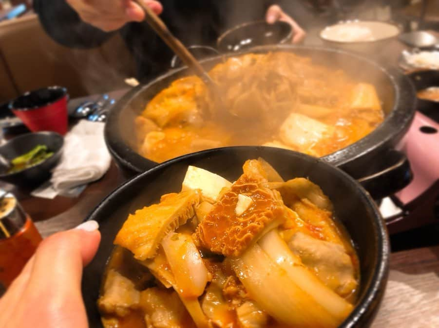 水村リアさんのインスタグラム写真 - (水村リアInstagram)「久々の韓国料理😋﻿ ﻿ ﻿ ホルモン鍋美味しすぎたわ😍﻿ これは絶対リピートする❤︎﻿ ﻿ 石鍋グツグツのモツ煮﻿ ちょっとホルモン鍋と似てたけど﻿ どっちも激うまでした😍﻿ ﻿ 手打ち冷麺は麺がコシっ！推しで、今まで食べたことない冷麺だった😋盛岡っぽいらしい。﻿ ﻿ もつ鍋とは違うんだなー。﻿ ホルモン鍋。﻿ My favoriteにリスト入り😛👍✨﻿ ﻿ ﻿ ・﻿ ・﻿ ・﻿ ﻿ #ホルモン鍋 #韓国料理 #麻布十番 #鳳仙花 #ホルモン大好き﻿」5月1日 20時46分 - leah_mizumura